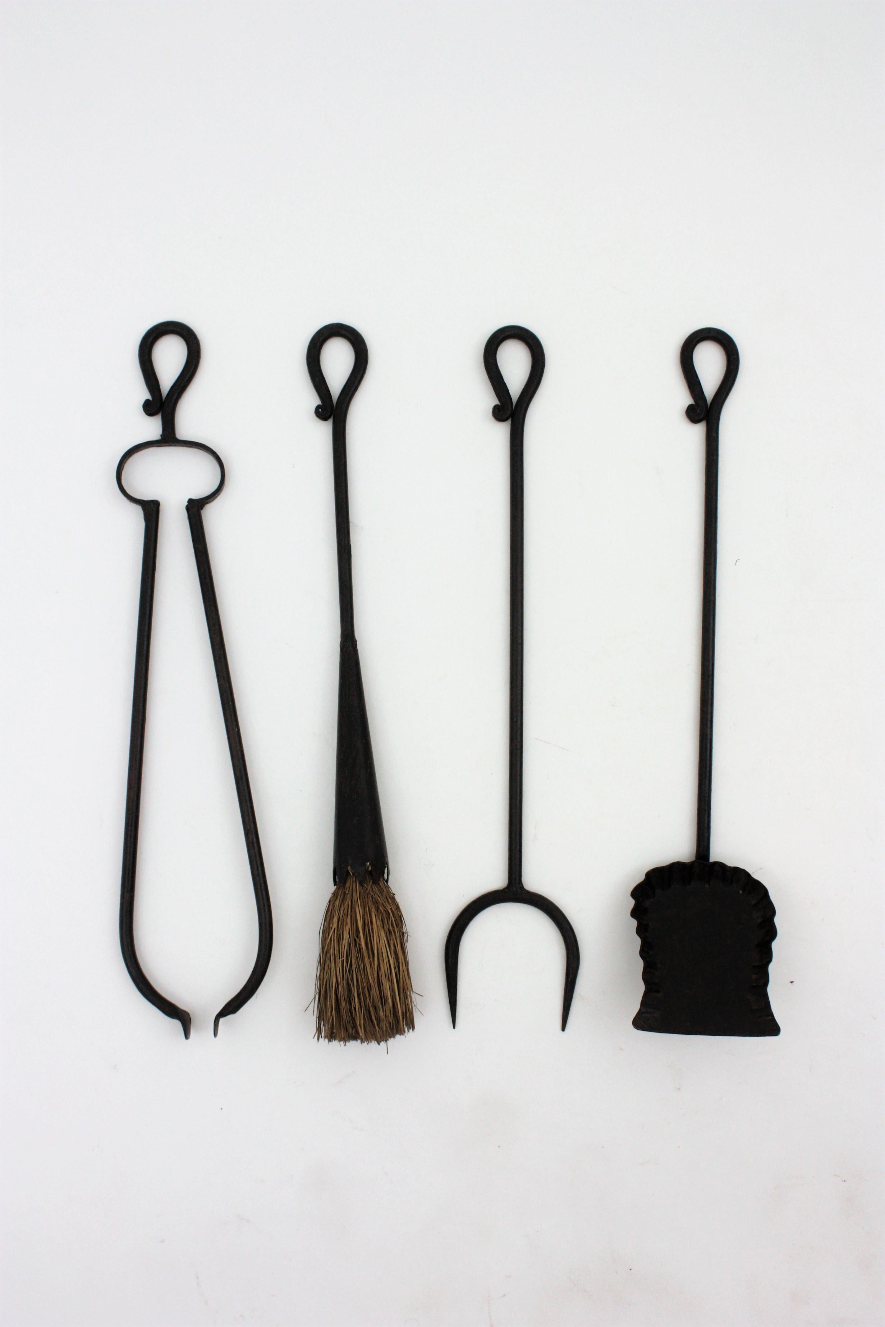  Set d'outils de cheminée en fer forgé de style Revive gothique espagnol Stand en vente 3
