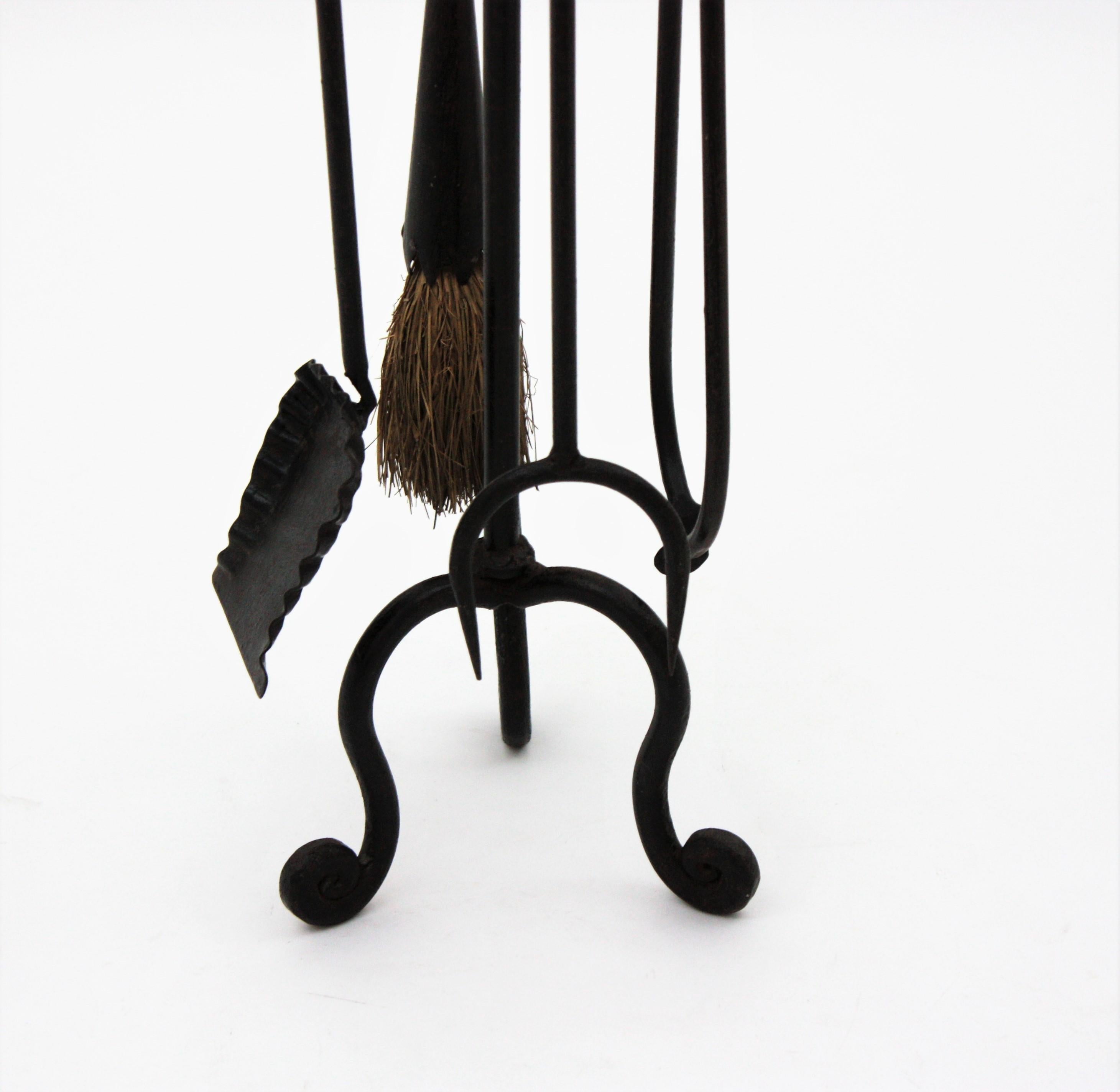  Set d'outils de cheminée en fer forgé de style Revive gothique espagnol Stand en vente 4