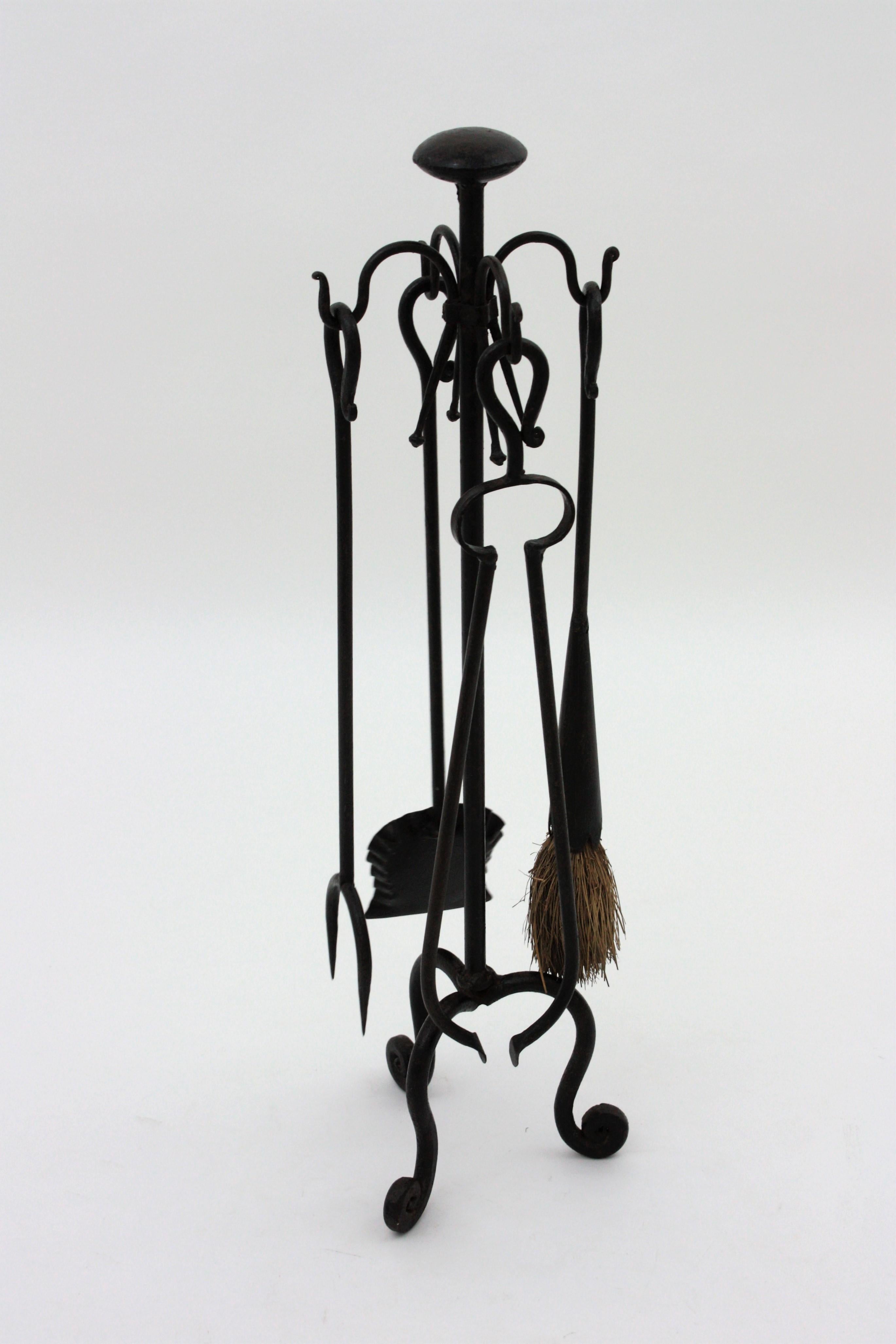 Néo-gothique  Set d'outils de cheminée en fer forgé de style Revive gothique espagnol Stand en vente