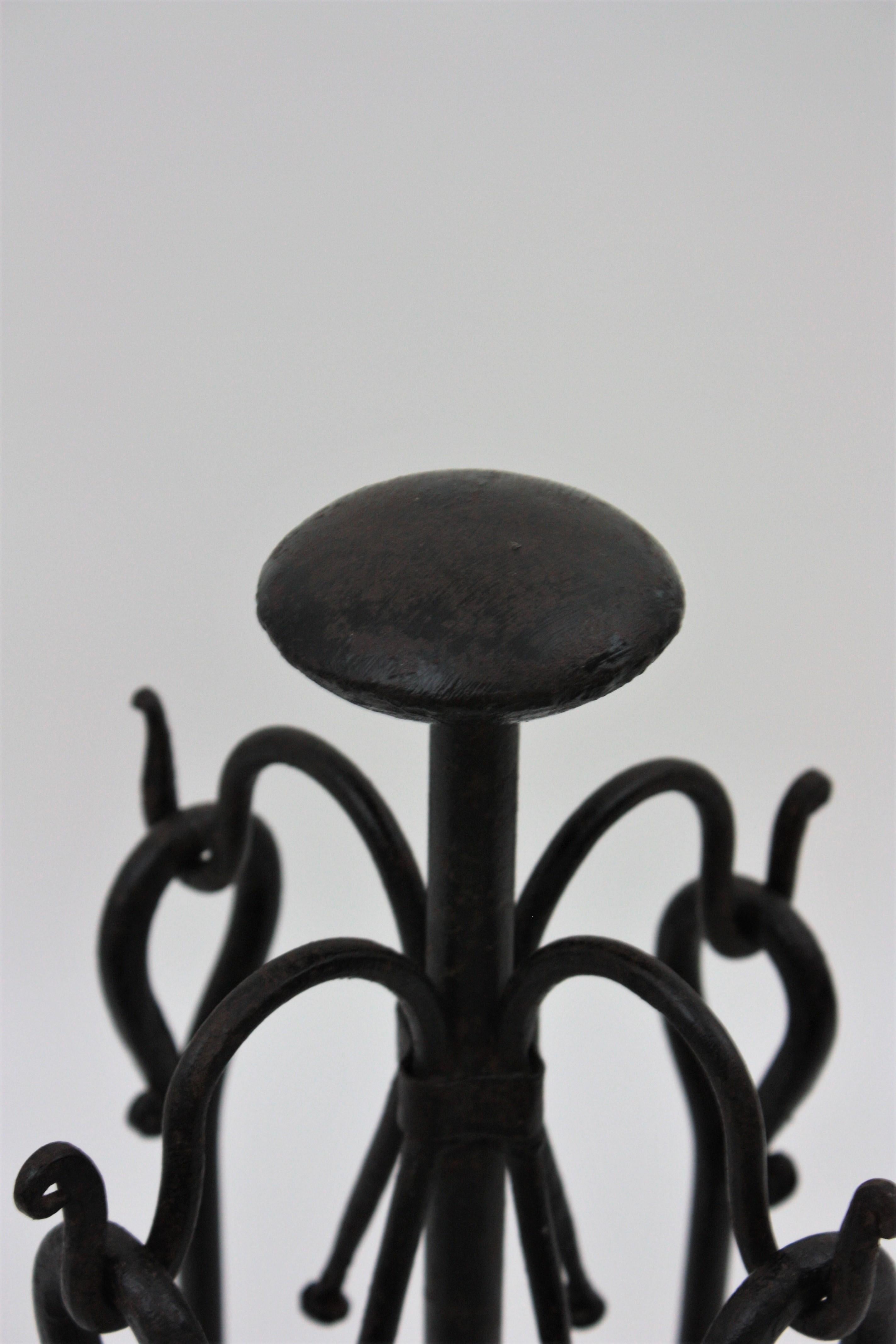 20ième siècle  Set d'outils de cheminée en fer forgé de style Revive gothique espagnol Stand en vente