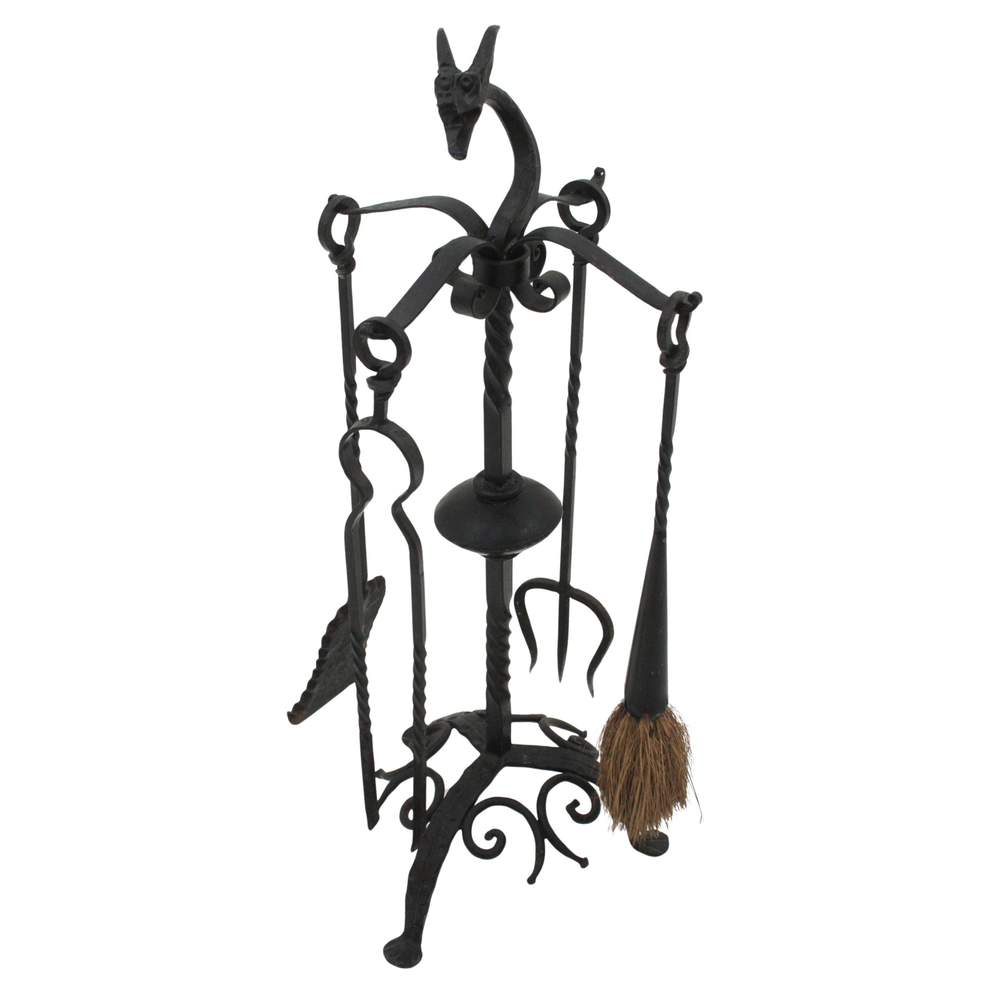 Supporto spagnolo in ferro forgiato a mano per quattro pezzi di utensili da caminetto con ornamenti a volute, motivo a drago e finiture originali dorate a foglia d'oro. Spagna, anni '20-'30.
Questo set di utensili scultorei è appeso a una base a