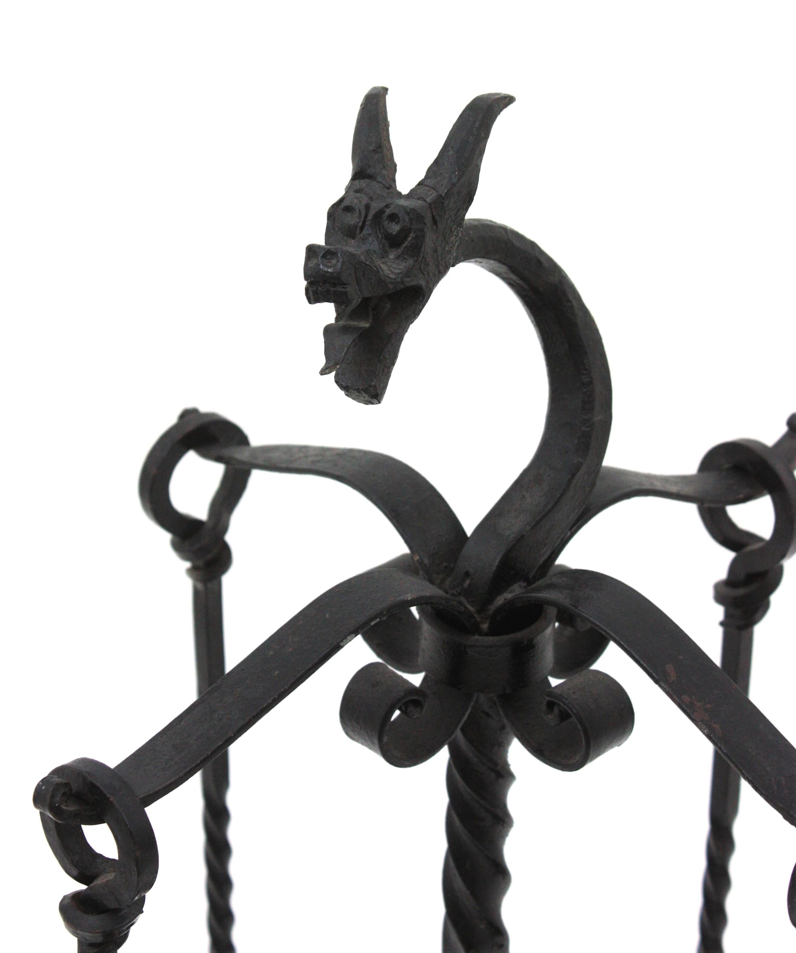 Gotico Supporto per strumenti da caminetto in stile gotico spagnolo in ferro battuto con motivo a drago in vendita