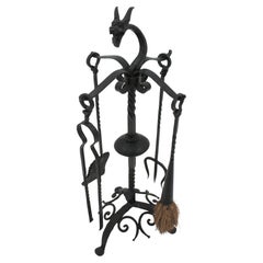 Support d'outils de cheminée néo-gothique espagnol en fer forgé avec motif de dragon