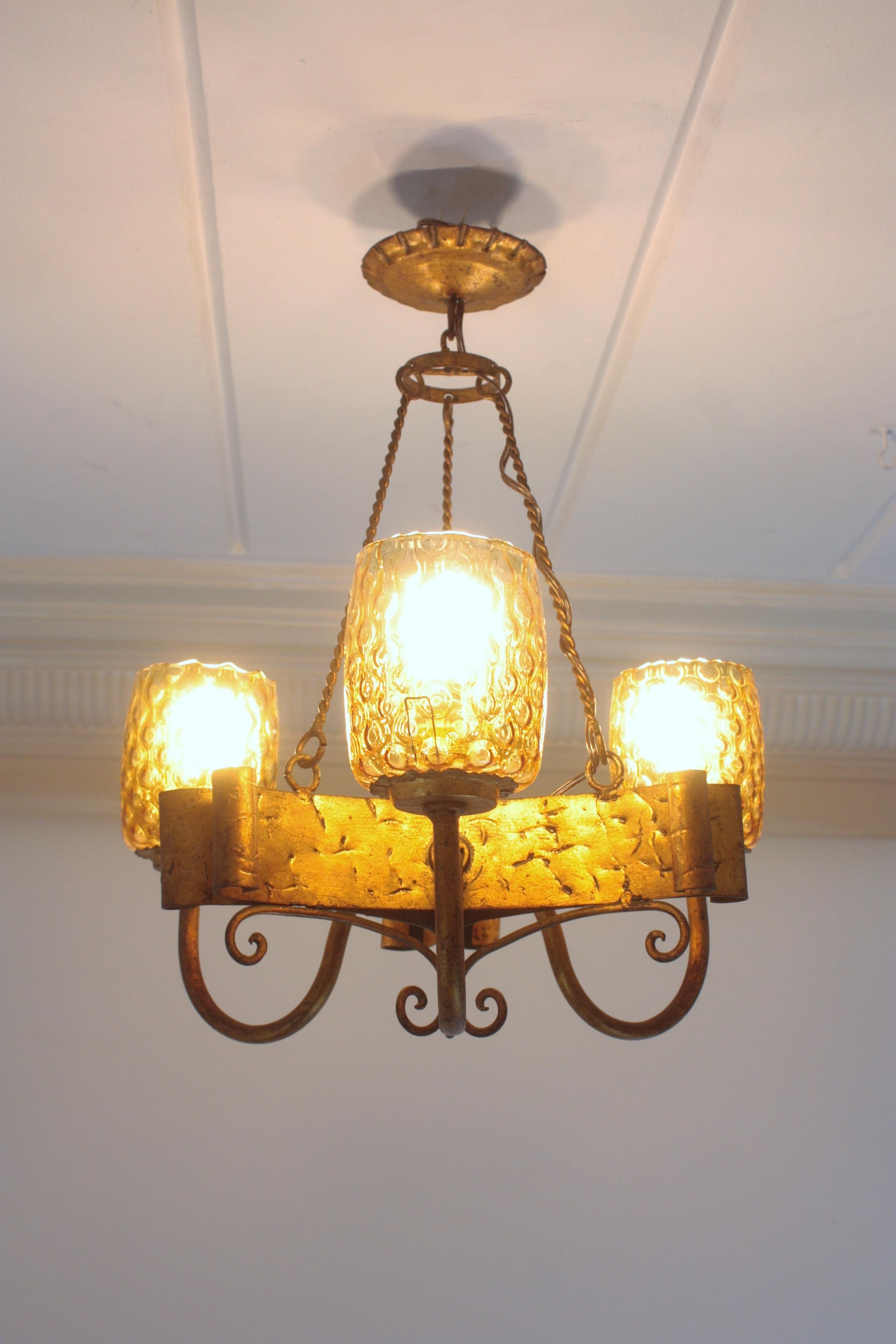 Colonial espagnol Lustre de style gothique espagnol avec abat-jour en verre ambré, fer forgé doré en vente