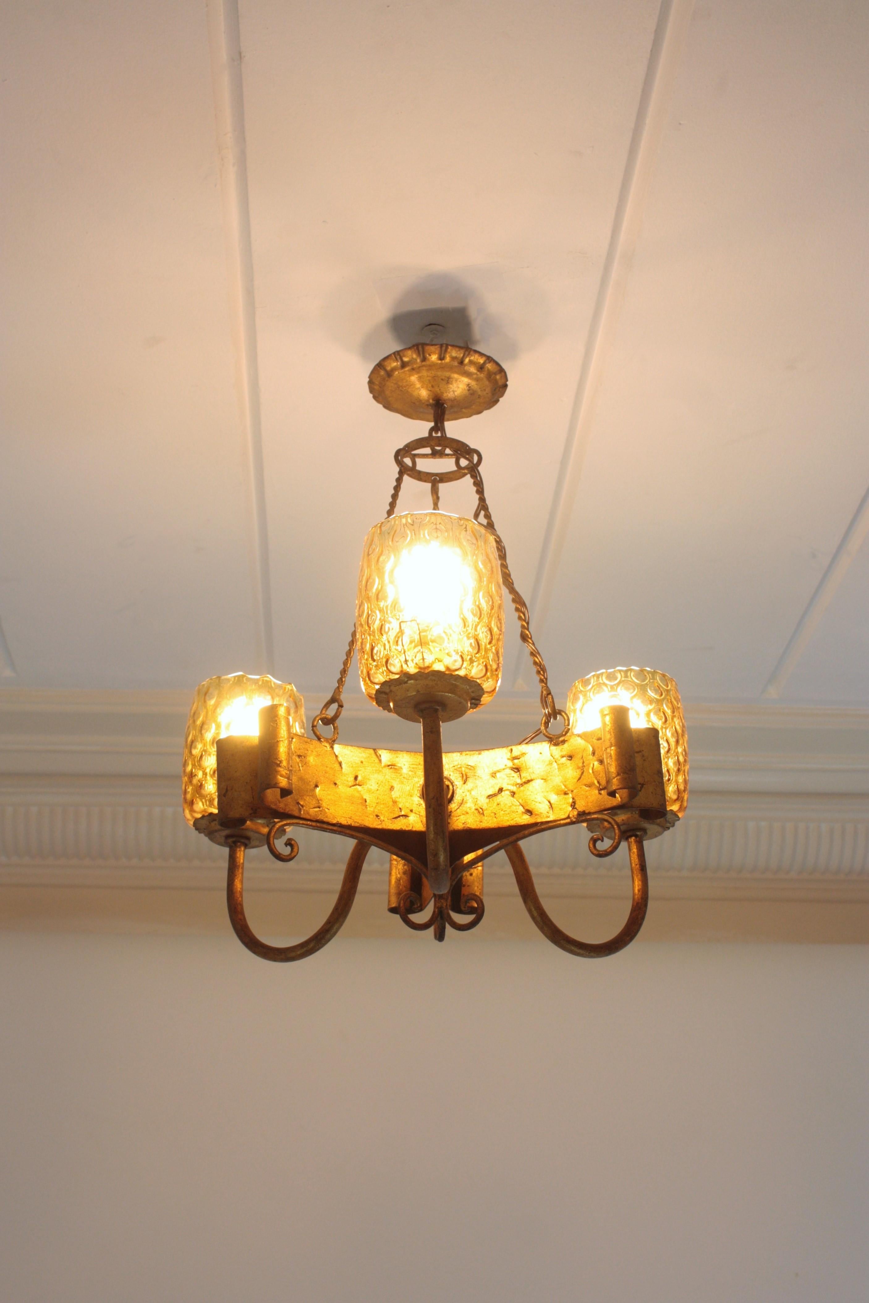 20ième siècle Lustre de style gothique espagnol avec abat-jour en verre ambré, fer forgé doré en vente