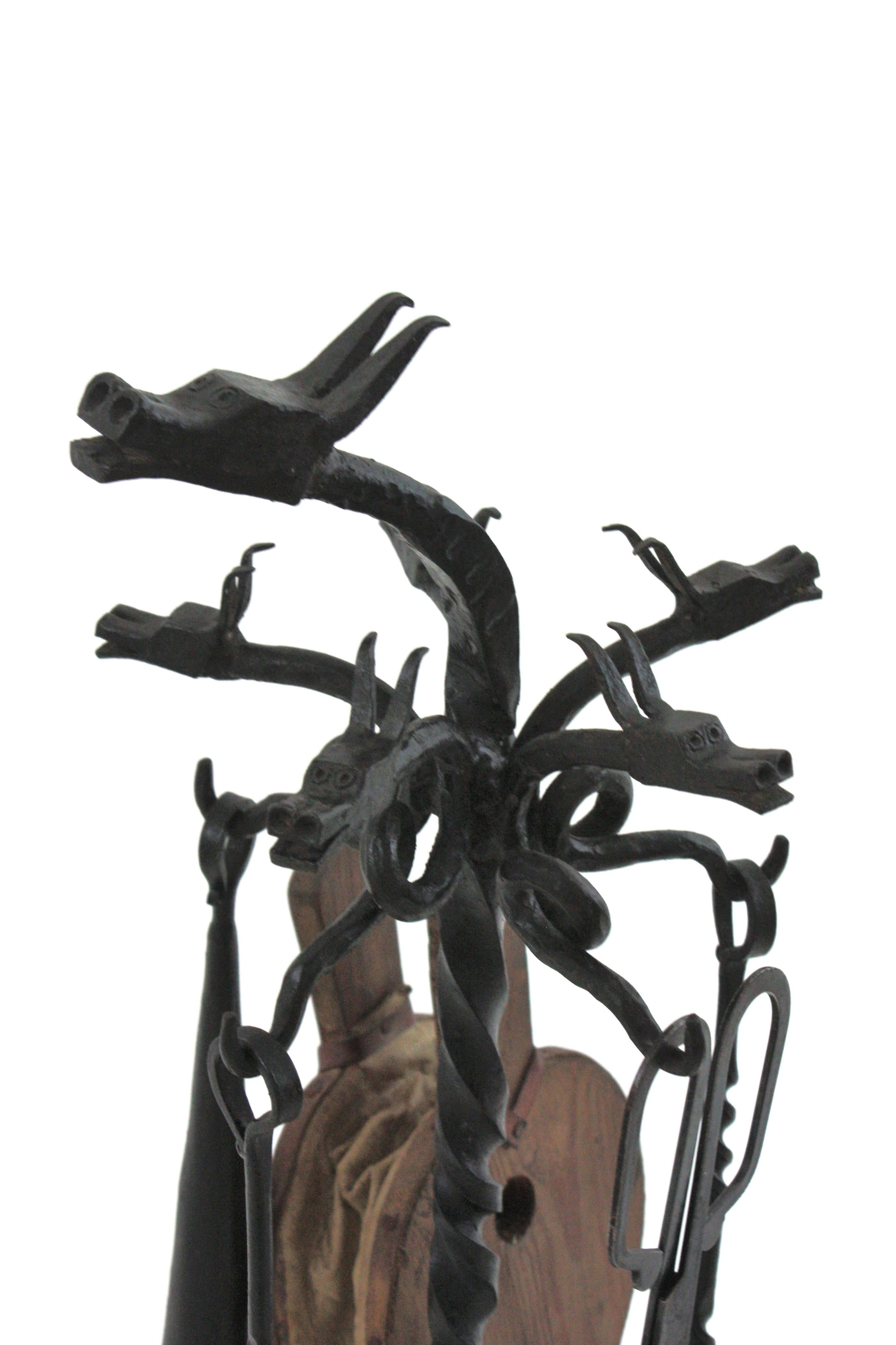 Soporte para Juego de Herramientas de Chimenea con Motivo de Dragón de Estilo Gótico Español, Hierro Forjado Negro siglo XX en venta