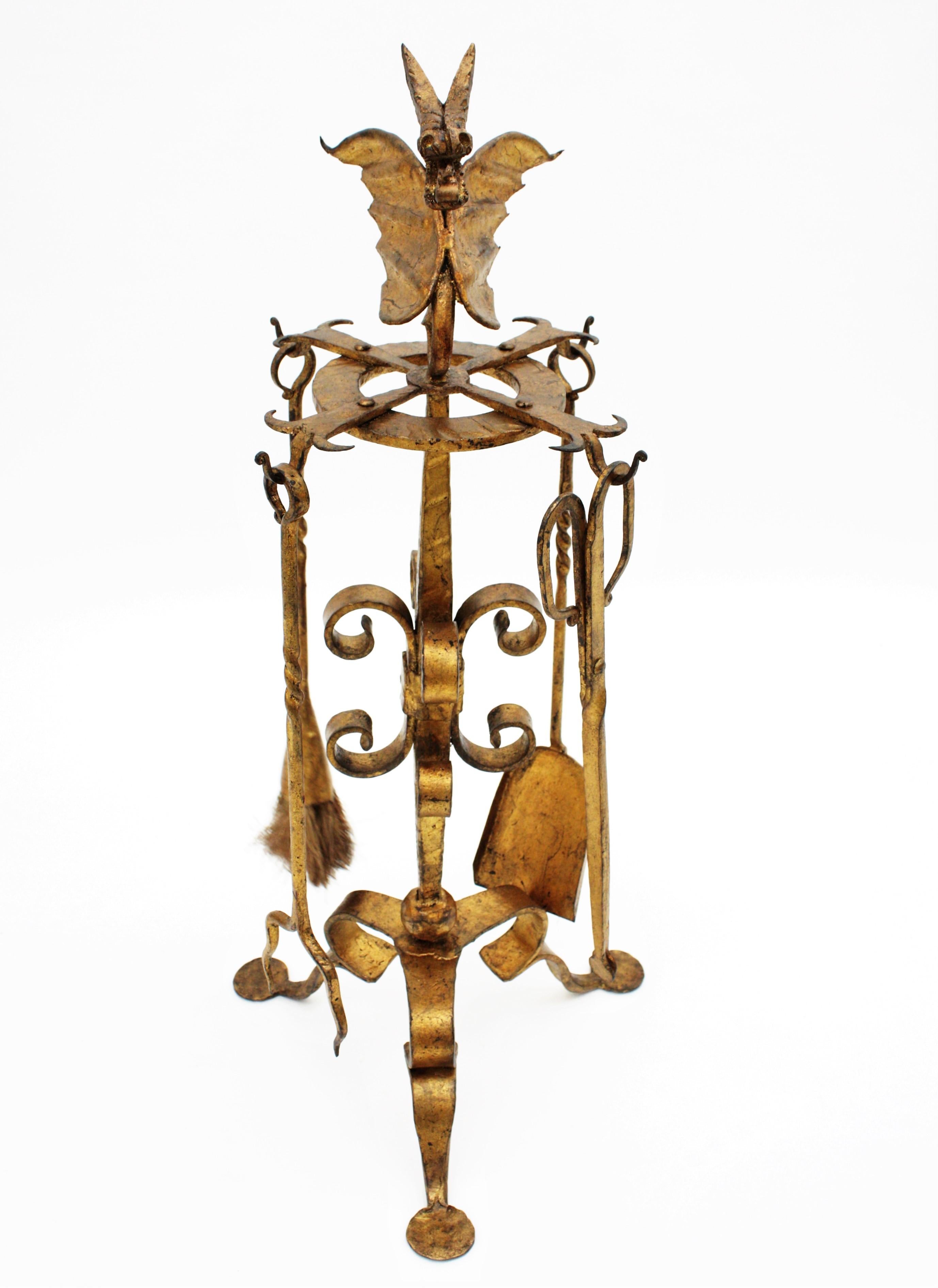 Spanish Gothic Revival Fireplace Tools Stand in Gilt Iron with Dragon Motif  In Excellent Condition In Barcelona, ES