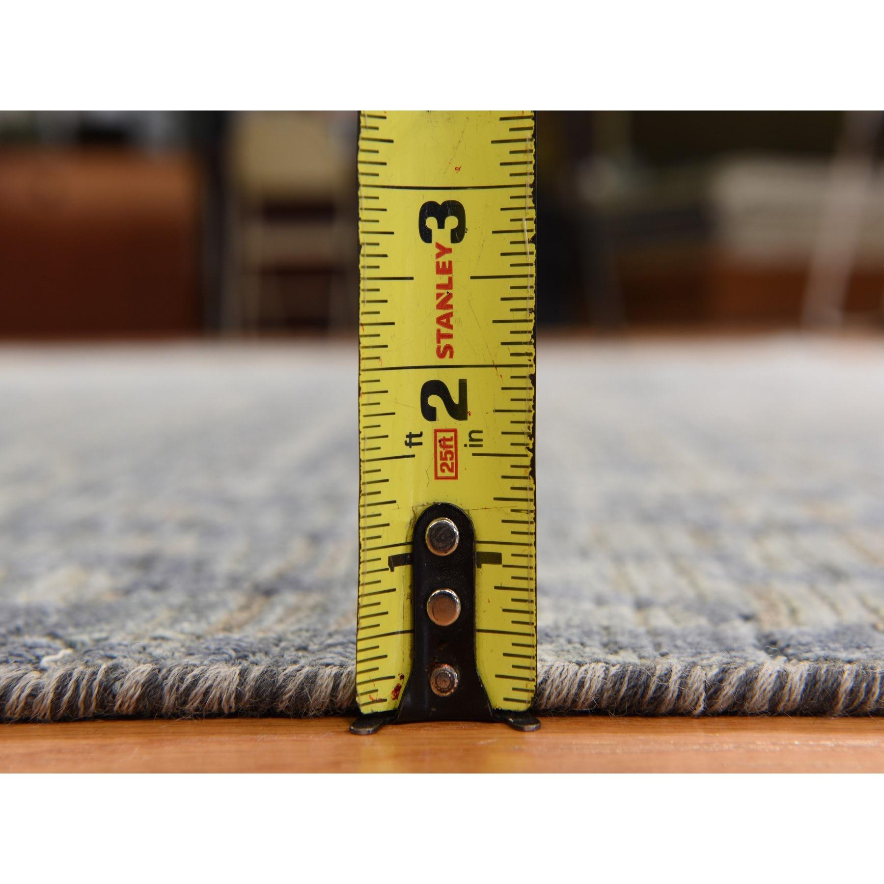 Alfombra Oriental Anudada a Mano 100% Seda con Influencia Bereber Gris Española Tono sobre Tono en venta 2