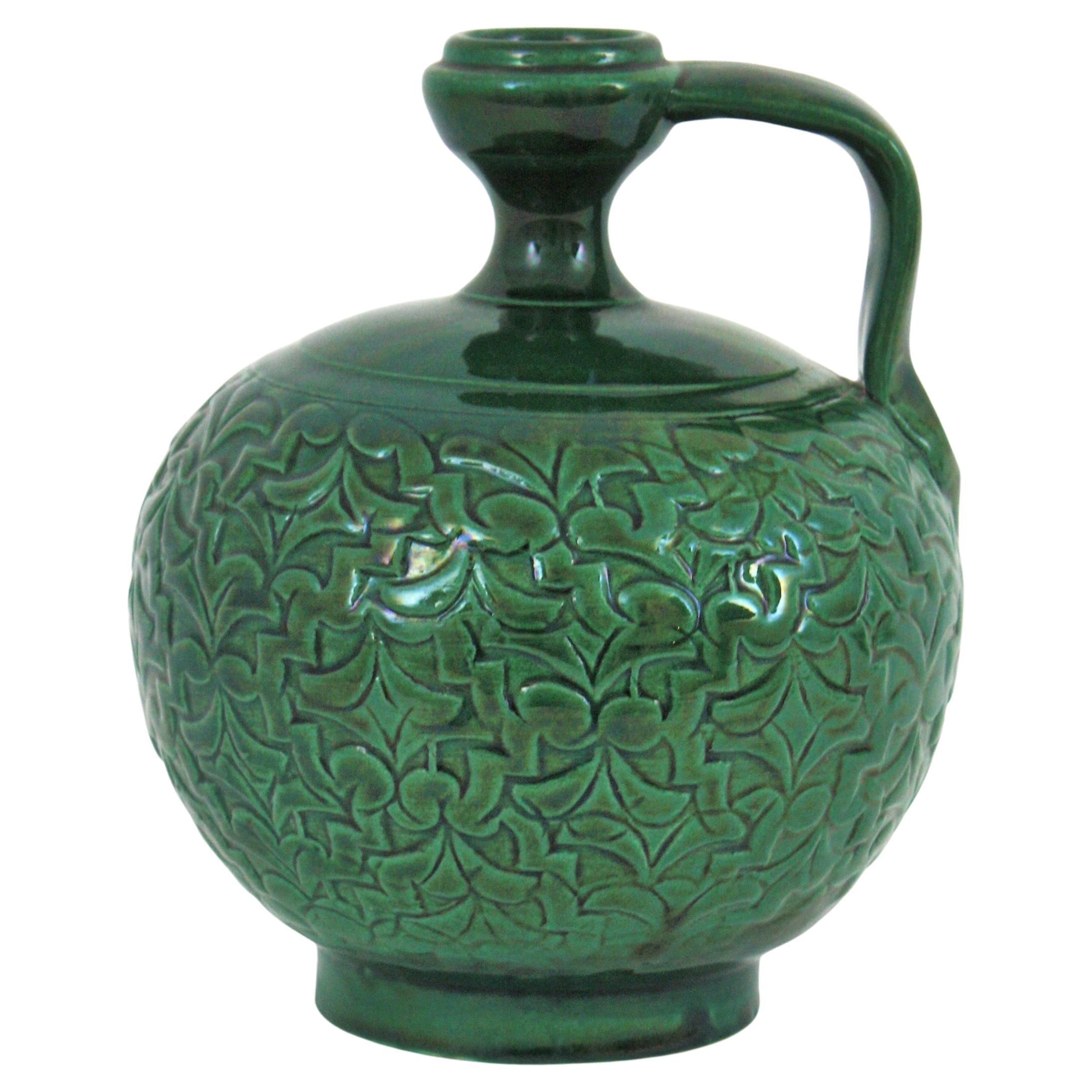 Accattivante vaso con manico andaluso in ceramica smaltata verde. Spagna, anni '50
Questo eccezionale vaso ha dettagli geometrici incisi in profondità che creano un bellissimo motivo. Maniglia singola.
Realizzato nel periodo del Mid-Century Modern,