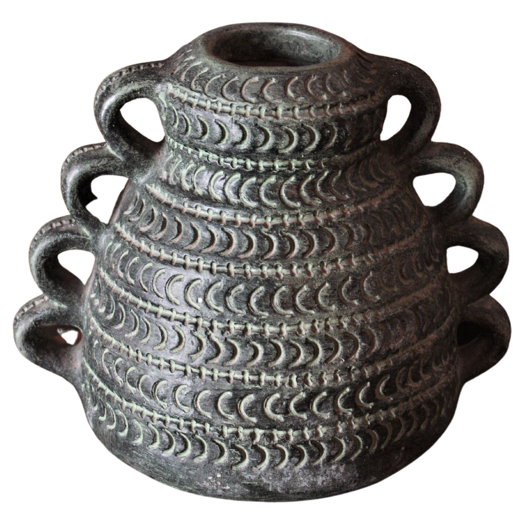 Spanische Urnenvase oder Gef aus grner Terrakotta