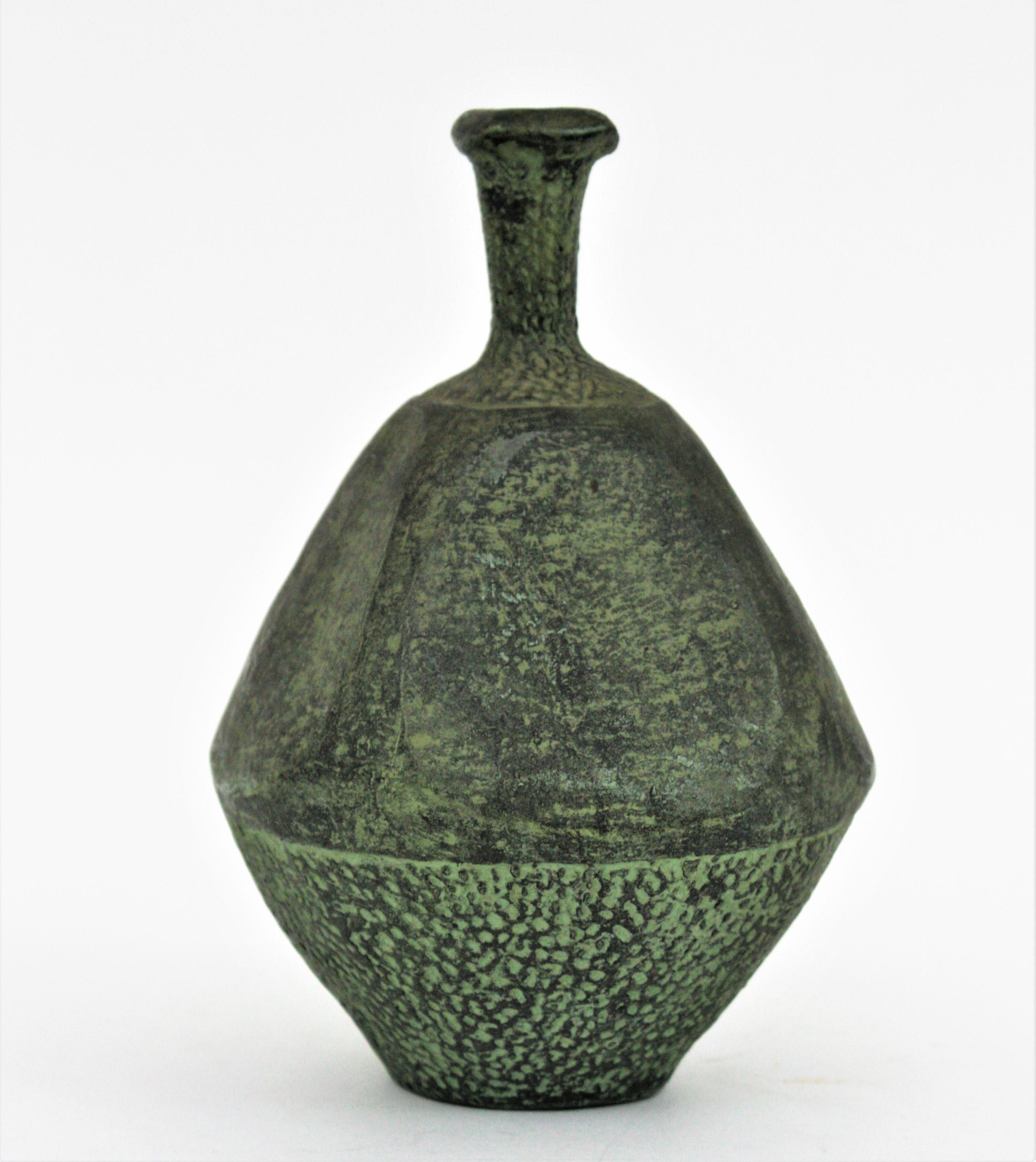 Eye-catching vase in green unglazed terracotta. Spain, 1940s
Catalan unglazed urn vase in green terracotta. Long neck and swollen body with engraved dot details at the bottom part
Elegant piece, beautiful from all sides. It is in great condition