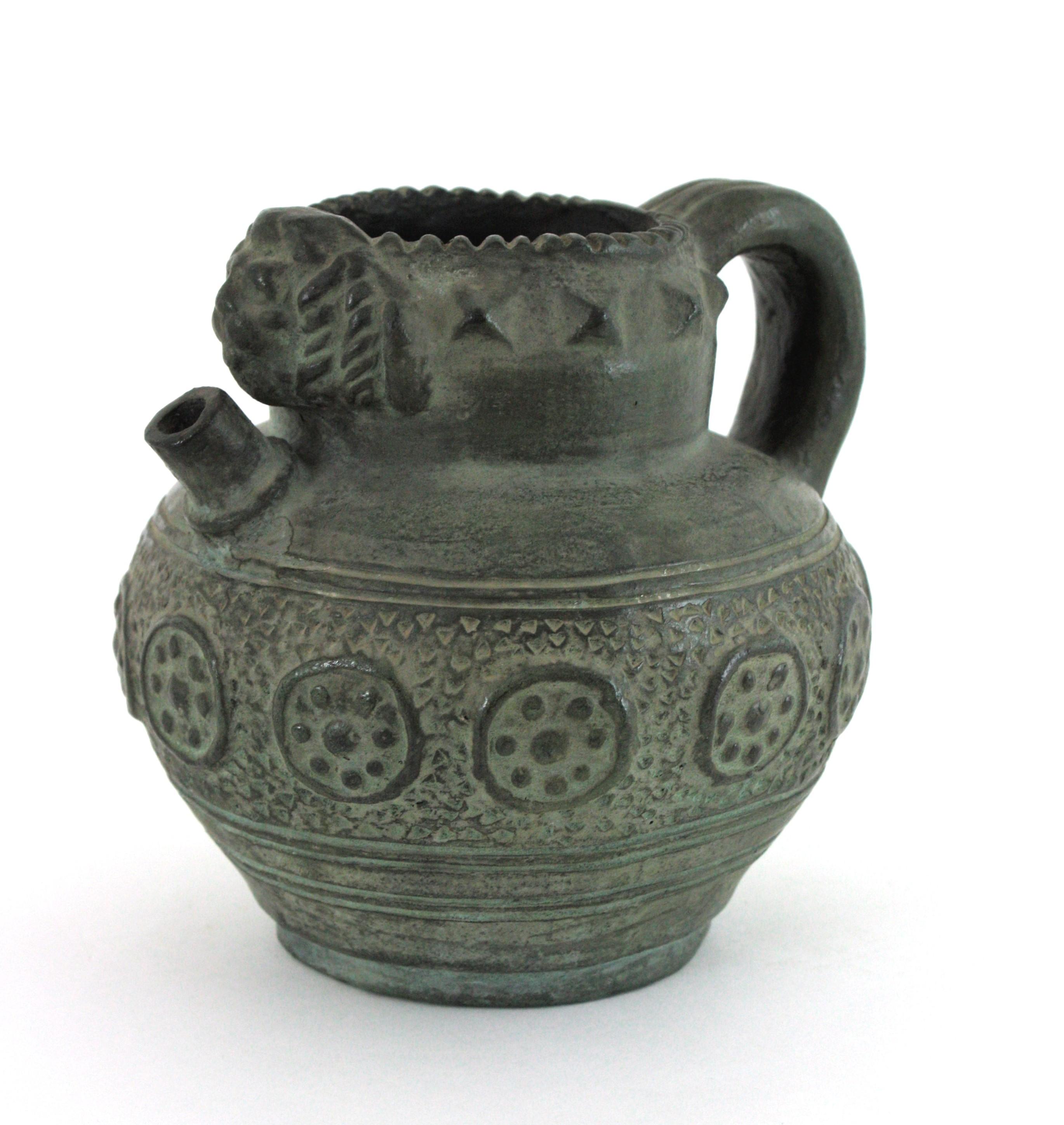 Fait main Vase / pichet / récipient à anse en terre cuite verte espagnole, années 1950 en vente