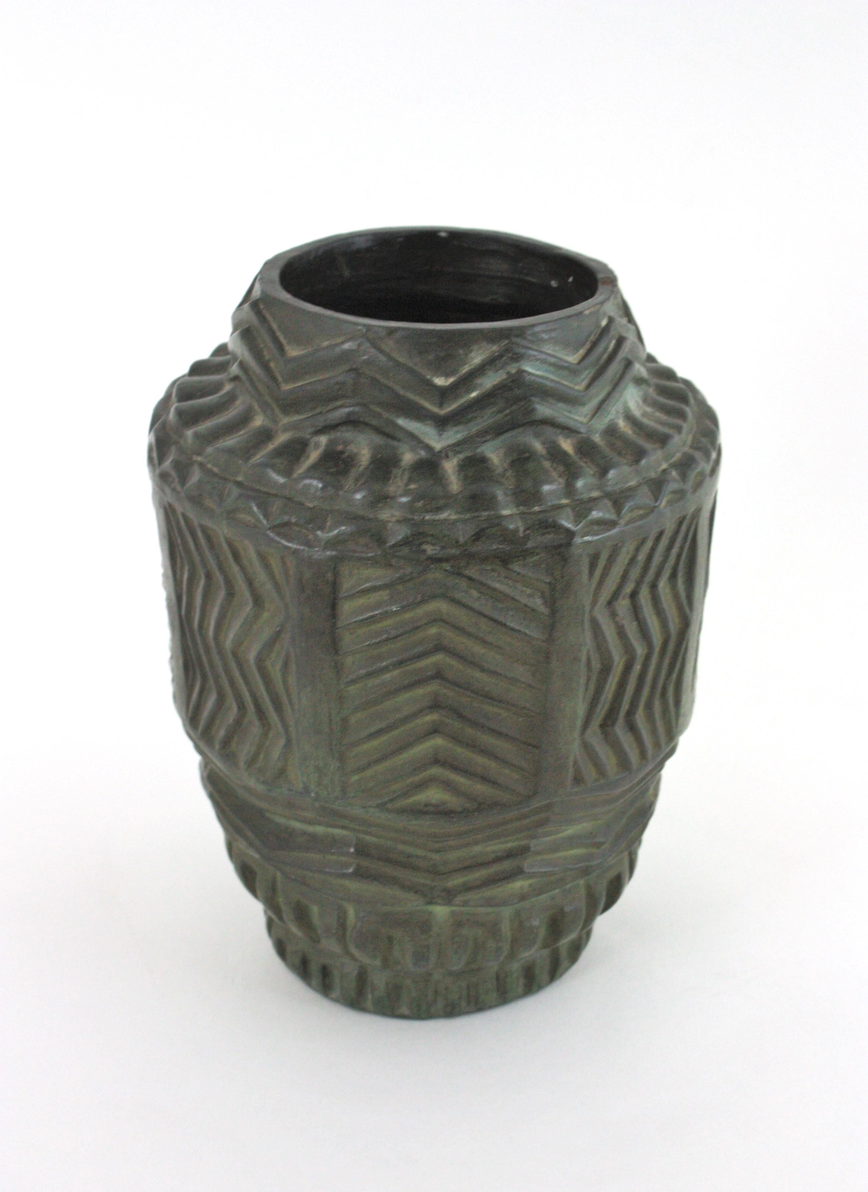 Vaso spagnolo in terracotta verde con pattino geometrico, anni '40 in vendita 2