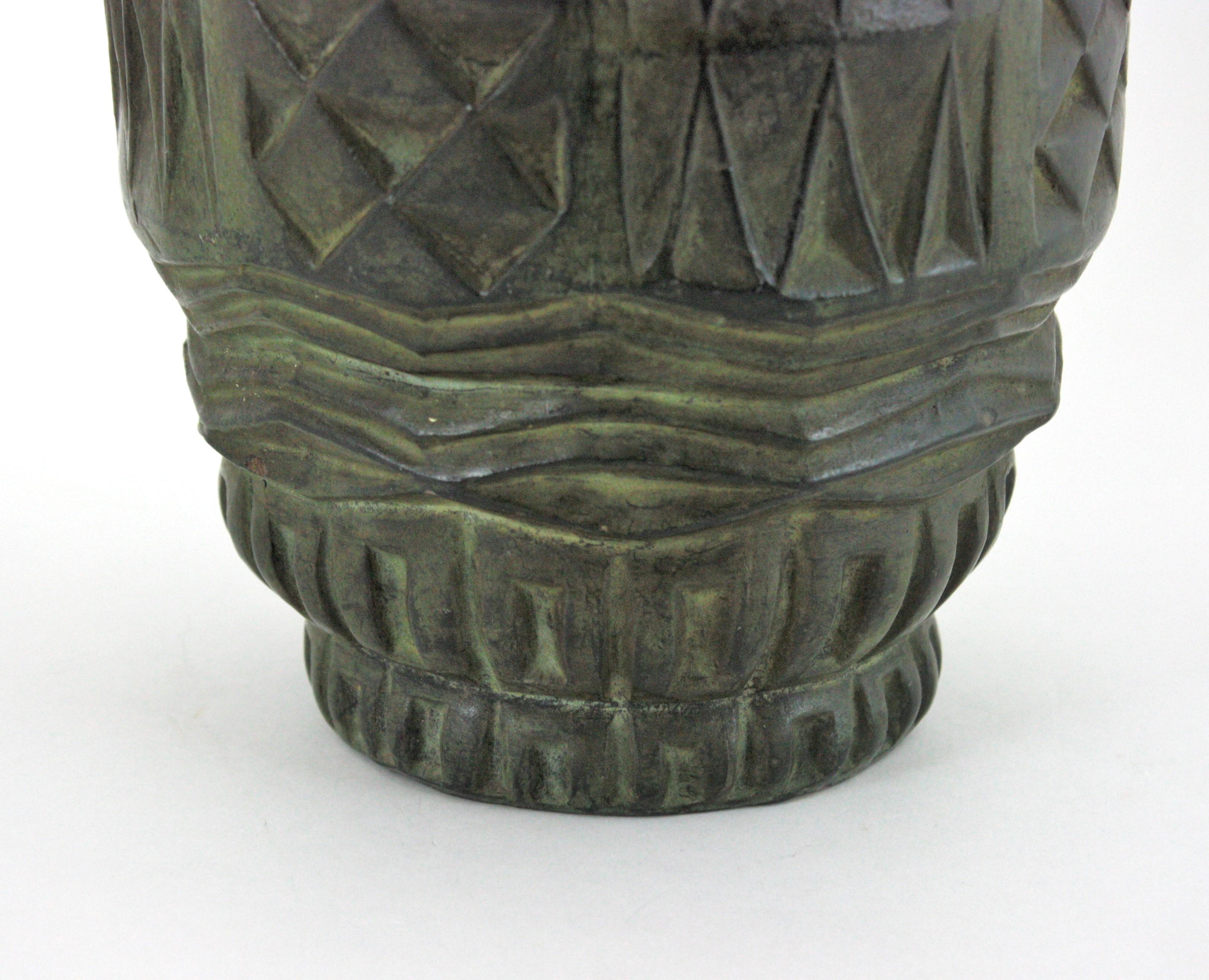 Vaso spagnolo in terracotta verde con pattino geometrico, anni '40 in vendita 3