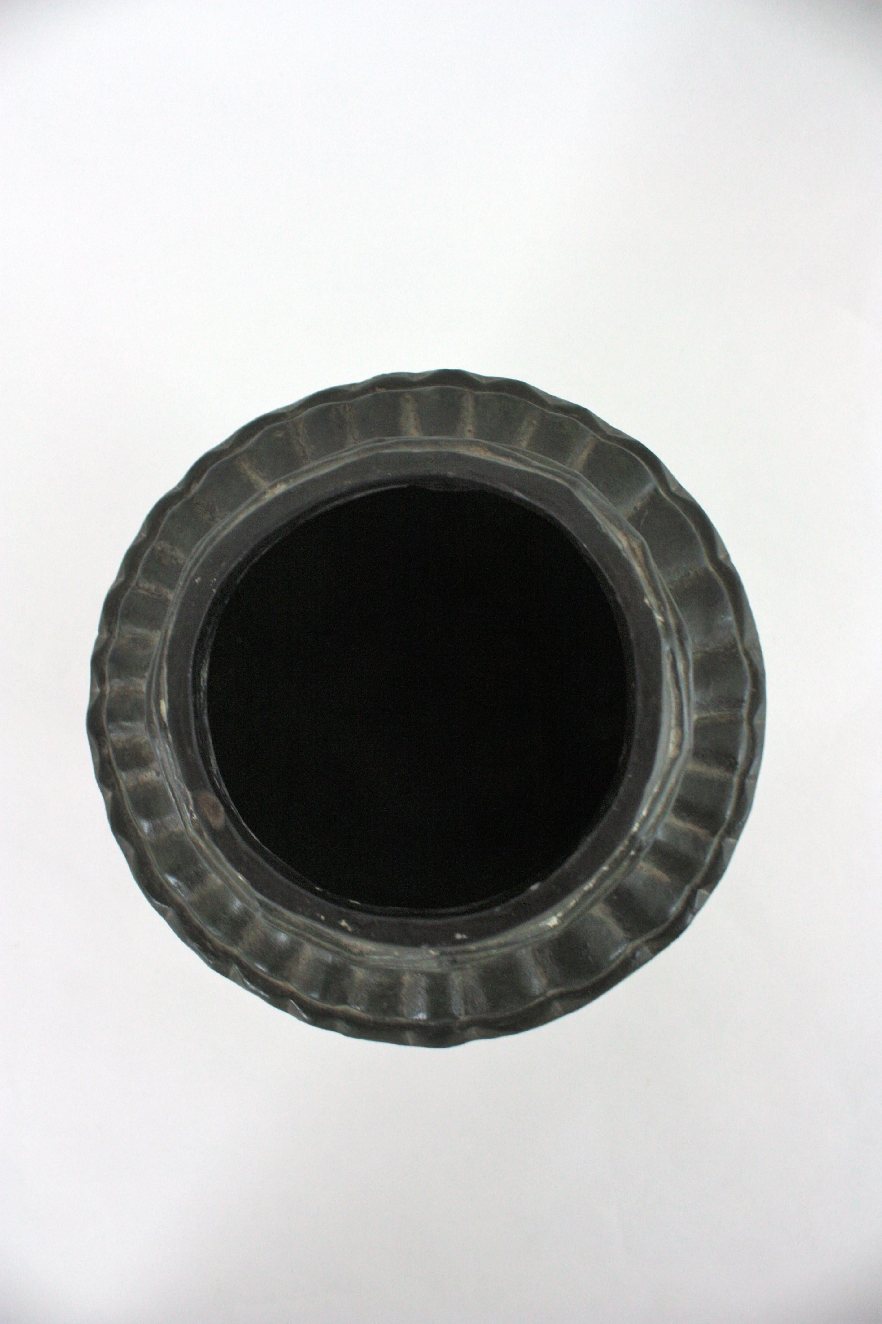 Vaso spagnolo in terracotta verde con pattino geometrico, anni '40 in vendita 6