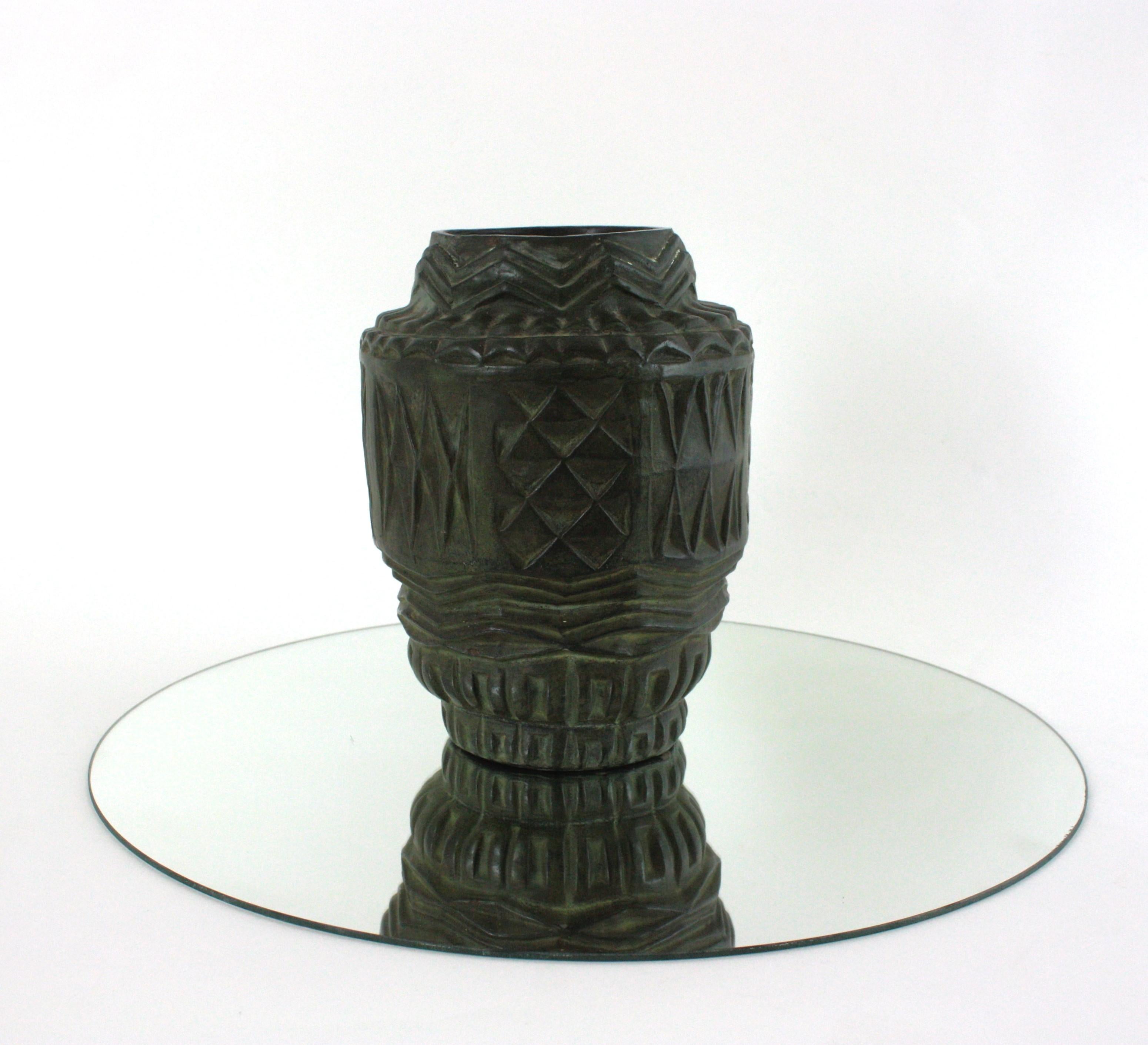 Vaso spagnolo in terracotta verde con pattino geometrico, anni '40 in vendita 9
