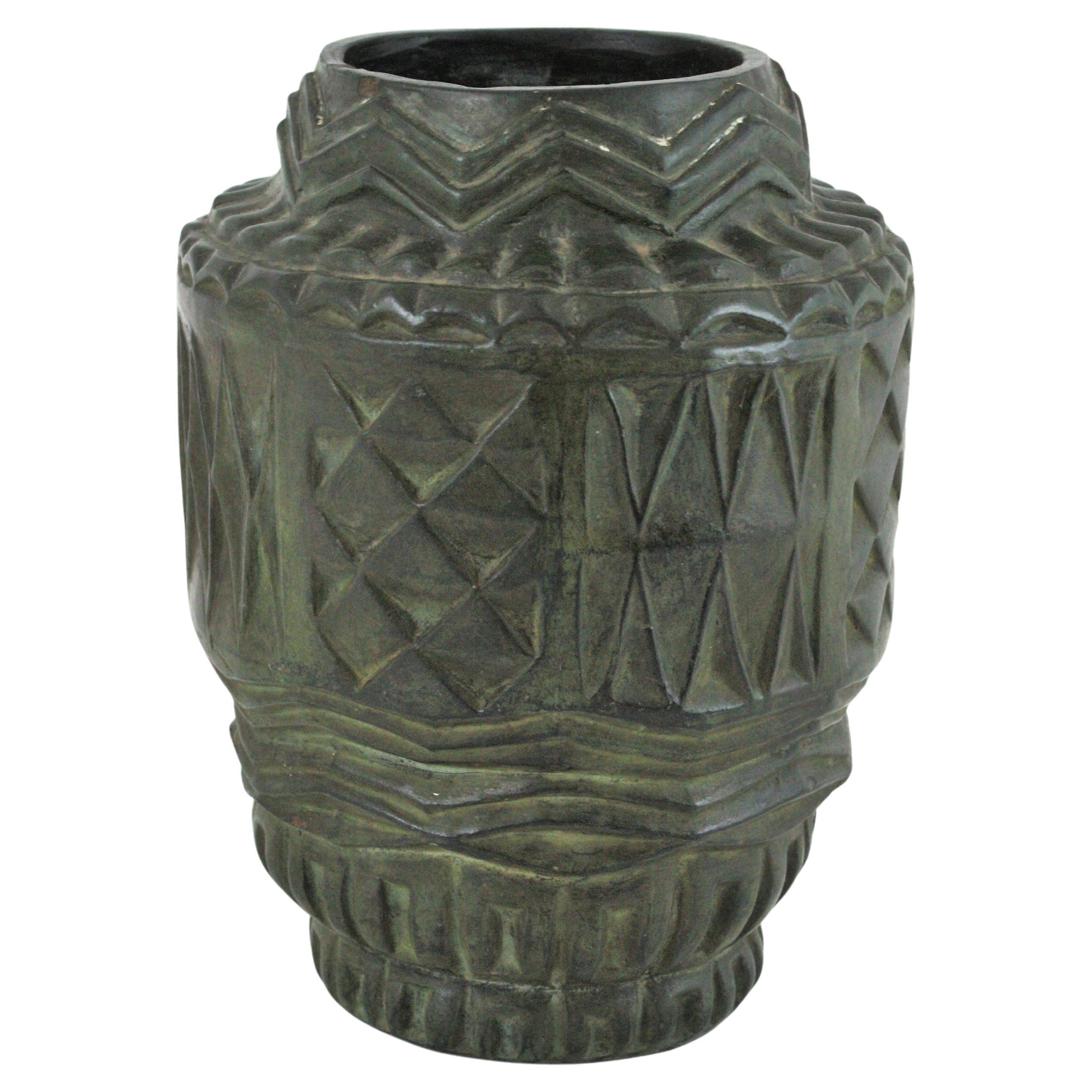 Vaso in terracotta unico nel suo genere con disegno geometrico. Spagna, anni '40
Splendido vaso catalano in terracotta verde non smaltata. Un pezzo elegante, bello da tutti i lati e in ottime condizioni. Prodotto nel tardo periodo Art Deco.
Questo