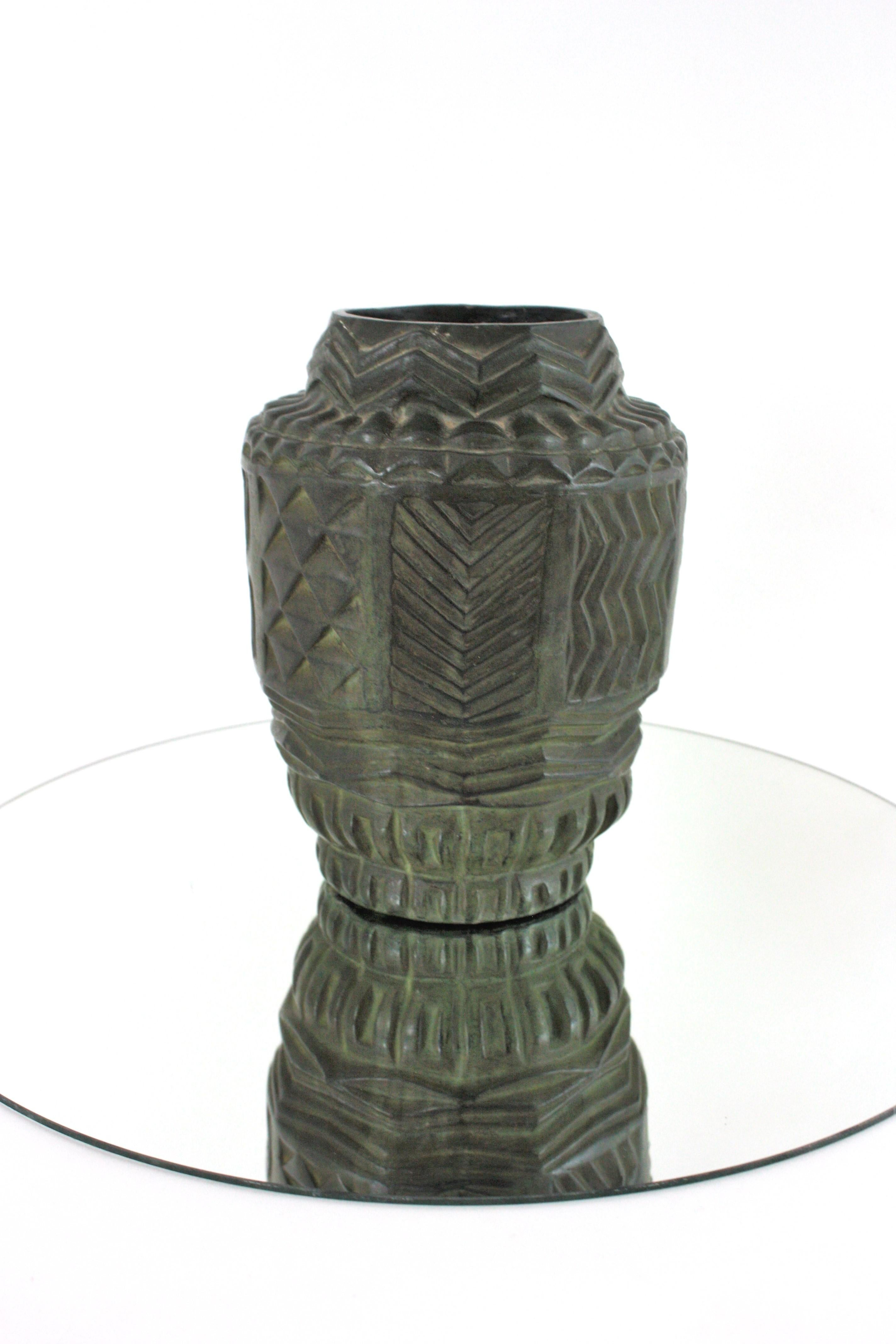 Art Déco Vaso spagnolo in terracotta verde con pattino geometrico, anni '40 in vendita