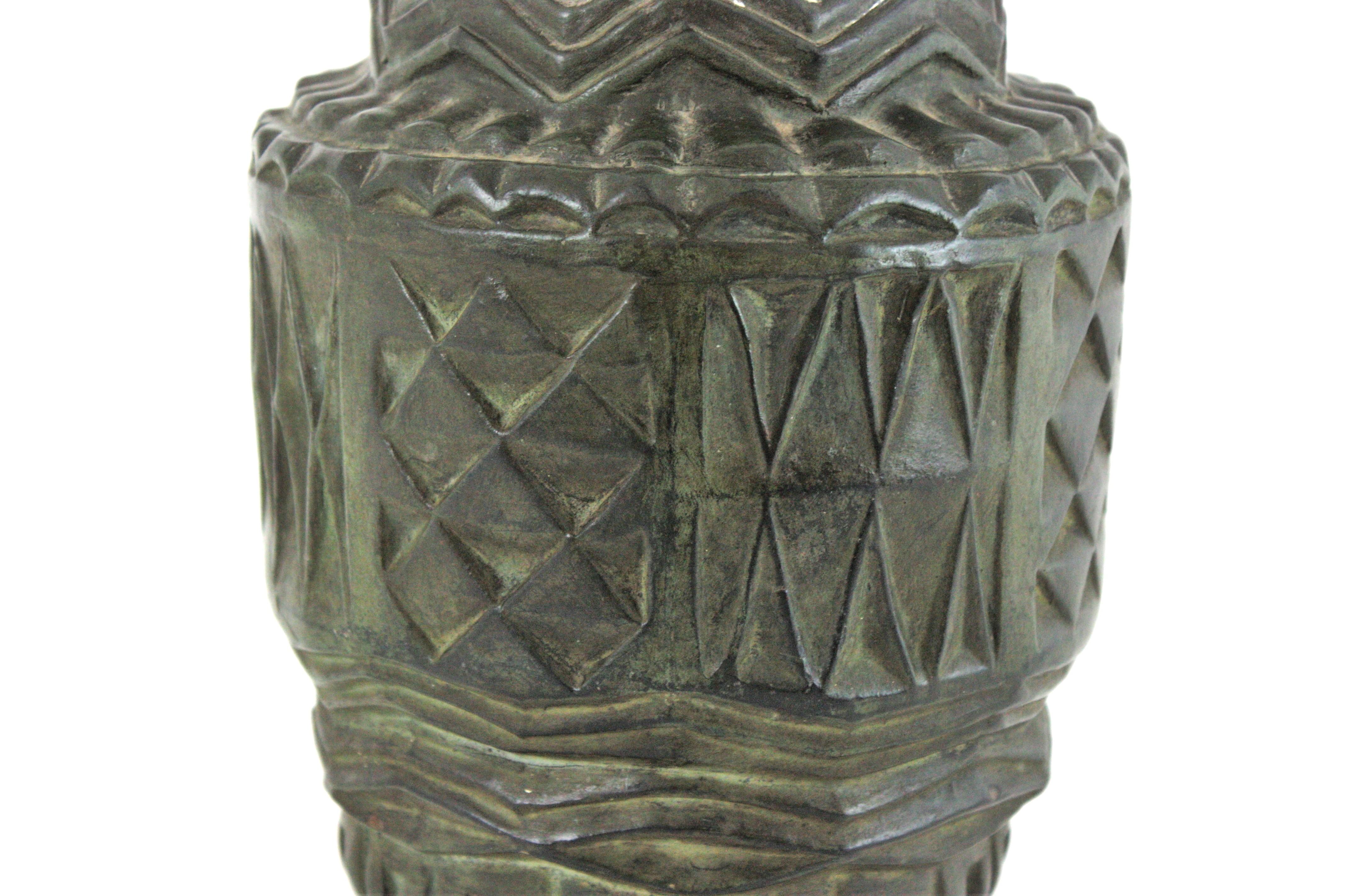 Spagnolo Vaso spagnolo in terracotta verde con pattino geometrico, anni '40 in vendita