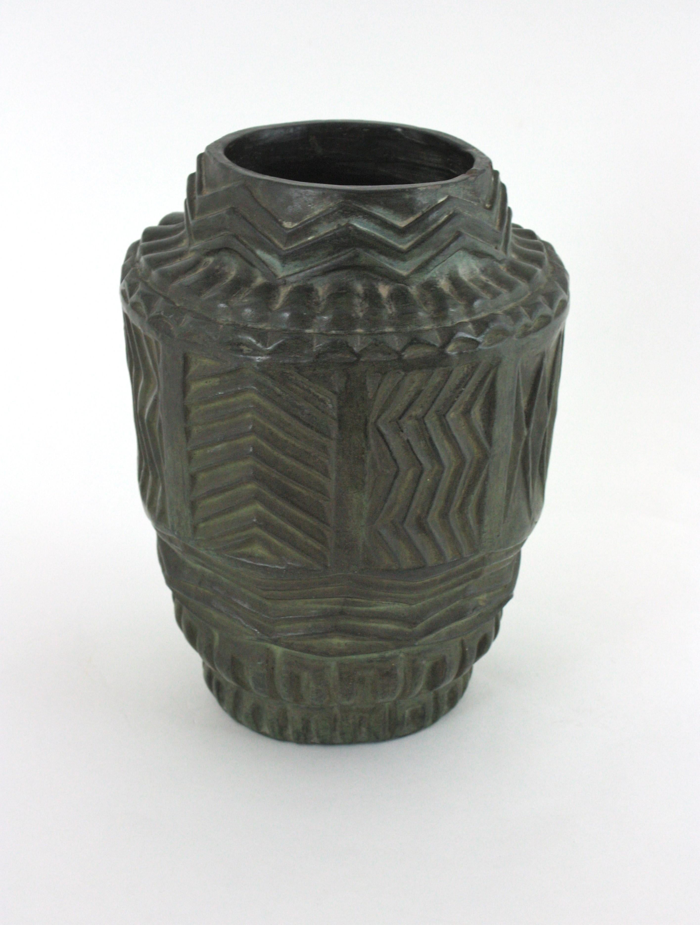 Vaso spagnolo in terracotta verde con pattino geometrico, anni '40 in vendita 1