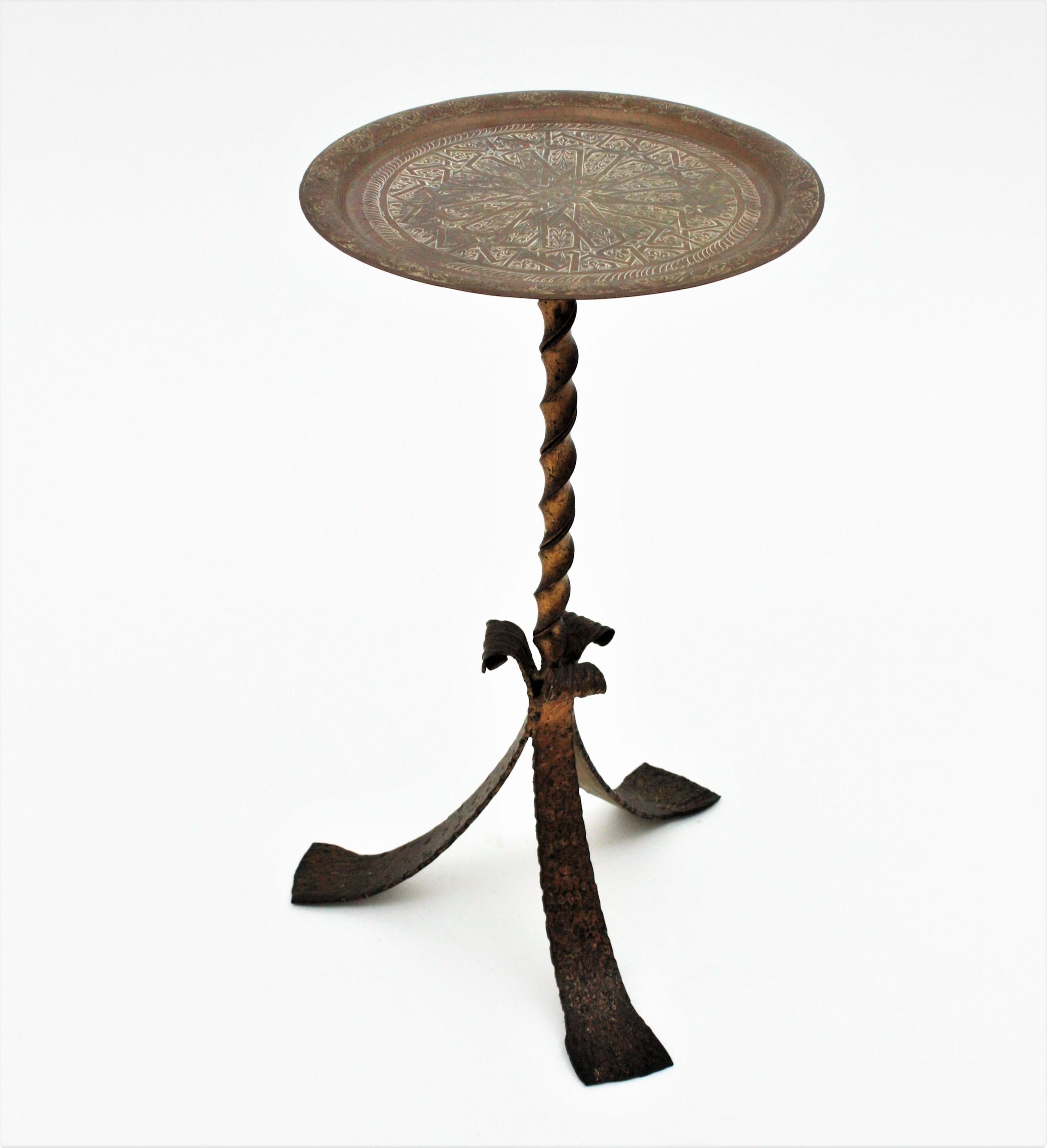 Spanish Drinks Table
Gilt Iron Guéridon end / side table or stand with twisted tripod base and brass top. Spain, 1950s
A wrought iron side table or pedestal finished in gold leaf gilding holding a top with andalusian decorations.
This eye-catching