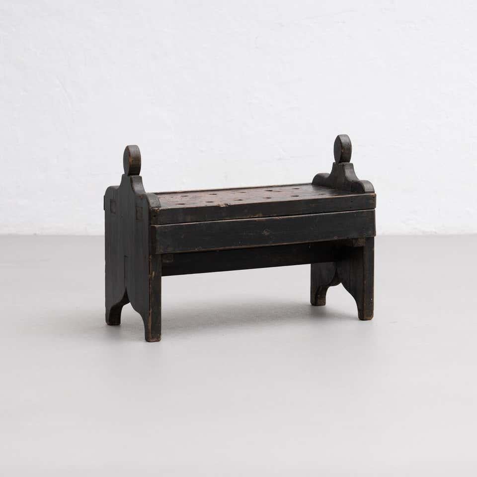 Spanish 'Hachero' Traditional Ancient Stained Wood Candleholder, circa 1930 In Good Condition For Sale In Barcelona, Barcelona