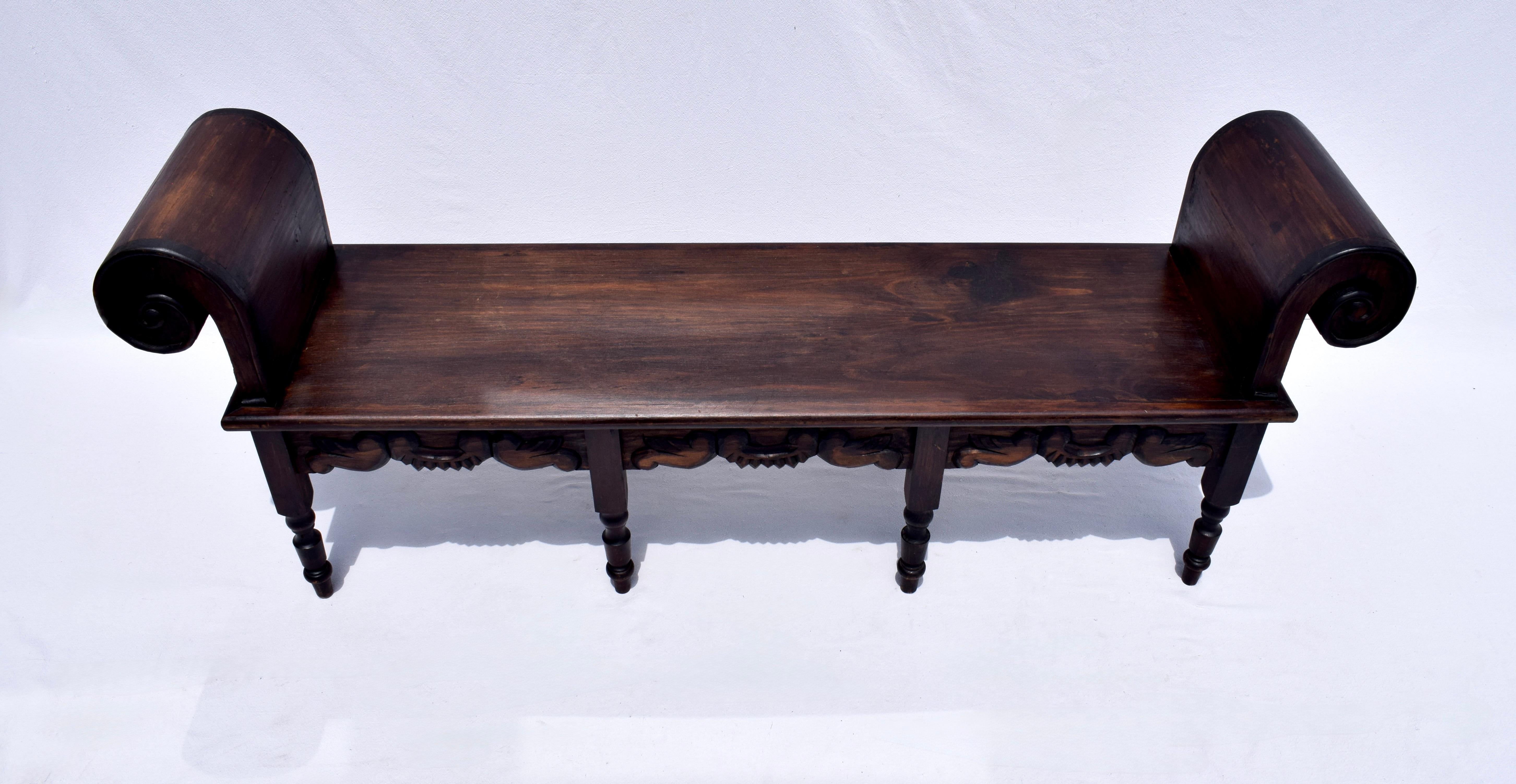 Bellissima panca da hacienda in stile Spanish Revival o Spanish Coloni intagliata a mano con braccioli a voluta di Artes de Mexico Internacionales, SA; in eccezionali condizioni vintage.  Dimensioni generose. Circa anni '70, conserva il cartellino
