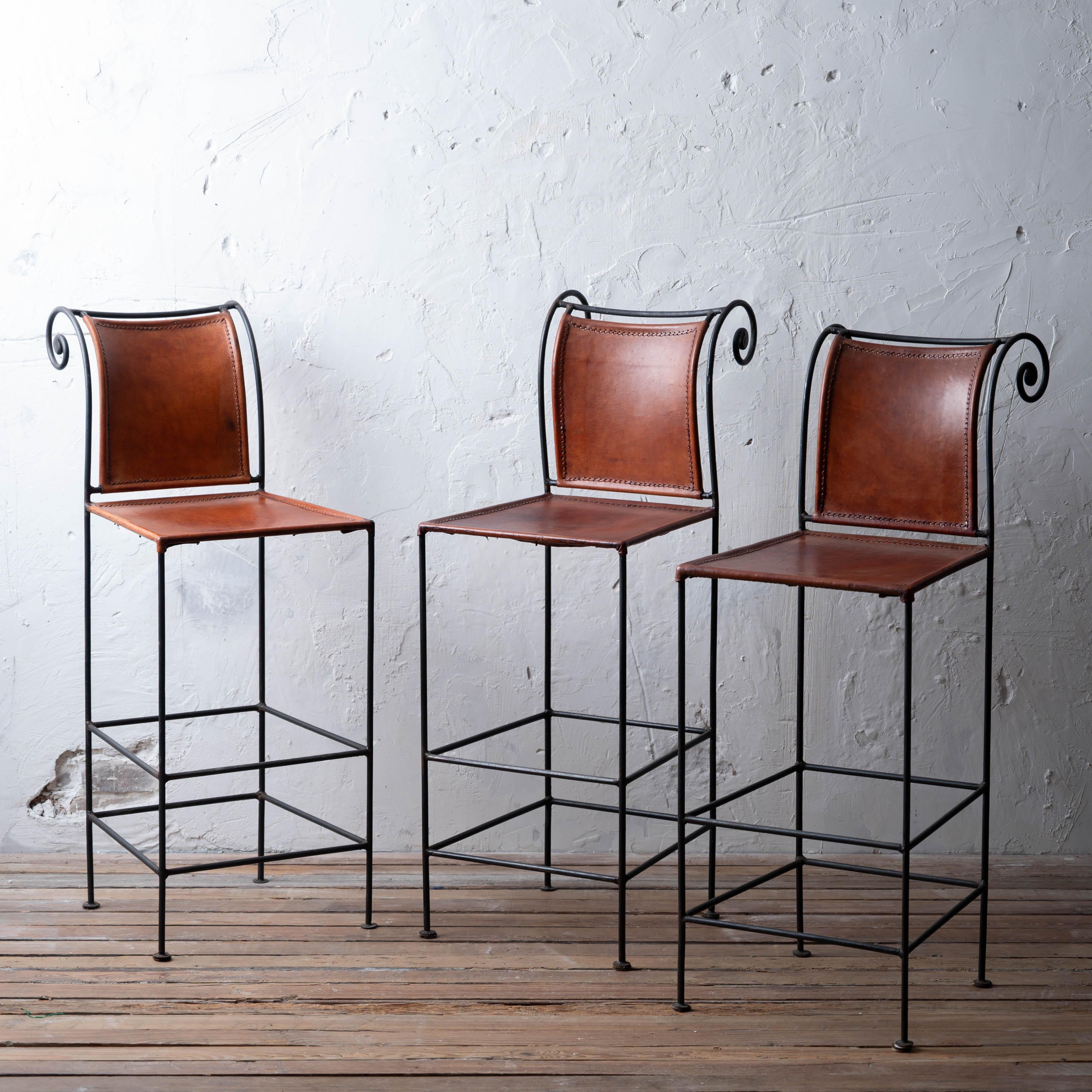 Ensemble de trois tabourets de bar en fer forgé et cuir de style hacienda espagnol, années 1960.



17 pouces de large par 23 ½ pouces de profondeur par 45 pouces de haut ; 30 ¼ pouces de hauteur de siège



