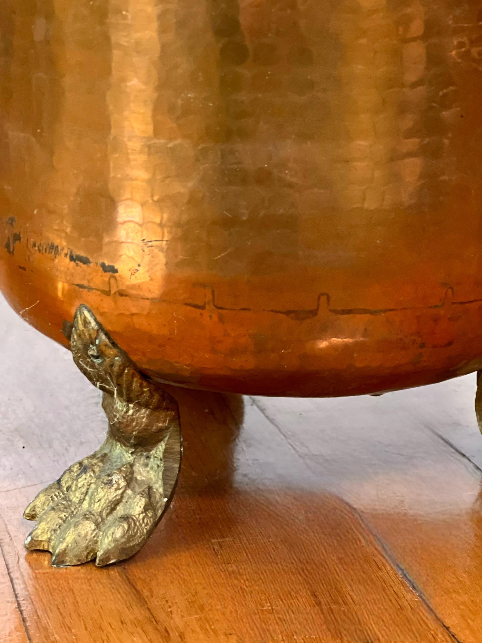 Portaombrelli spagnolo in rame e ottone martellato a coda di rondine con piedini The Claw in vendita 3