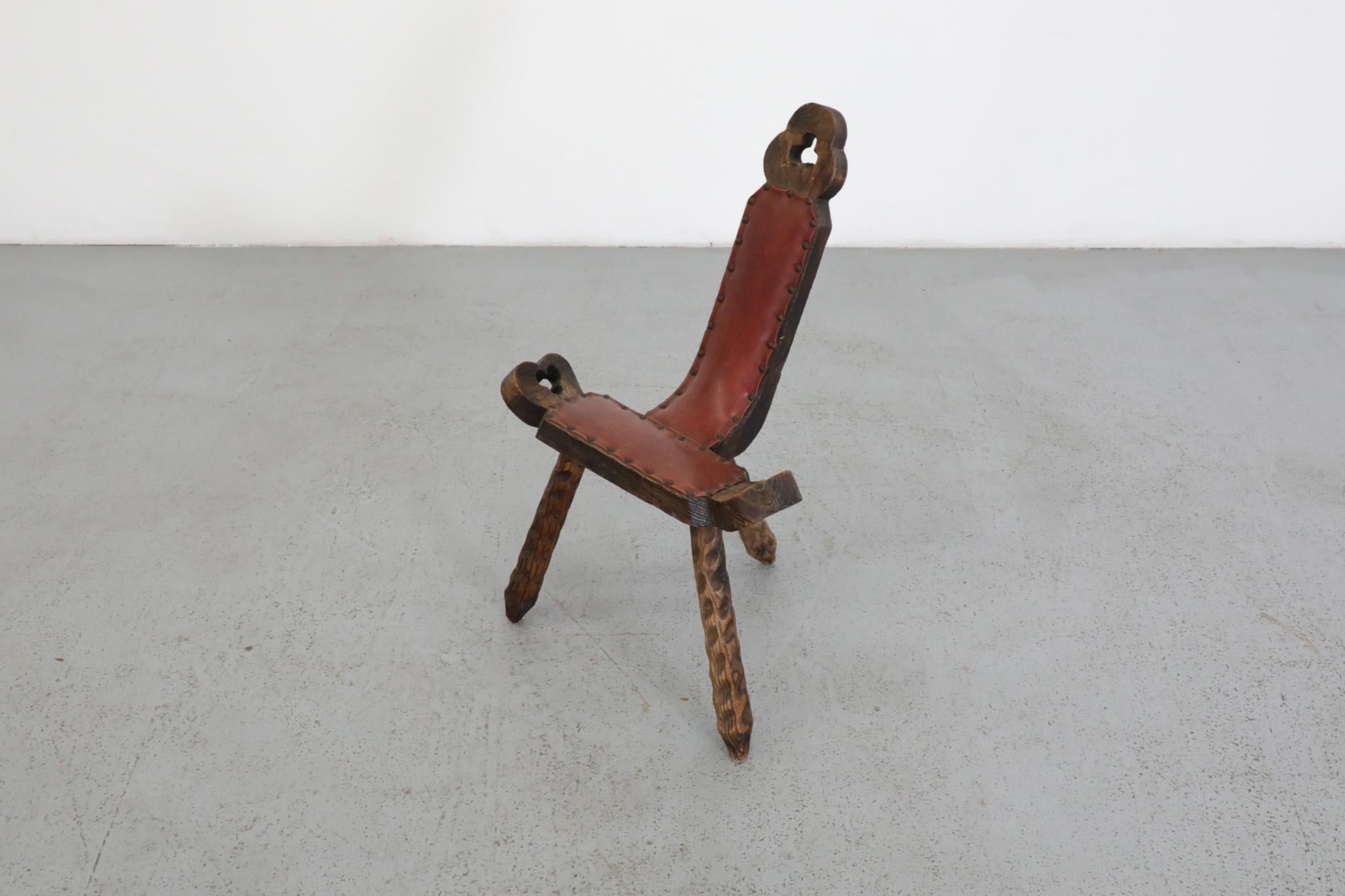 Chaise de cheminée espagnole brutaliste sculptée à la main avec sièges cloutés en vente 2