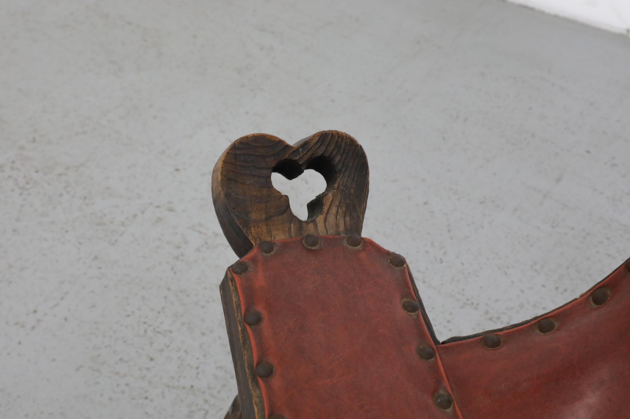 Chaise de cheminée espagnole brutaliste sculptée à la main avec sièges cloutés en vente 4