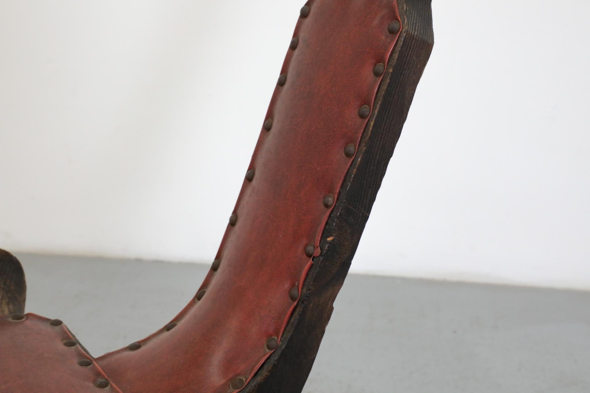 Chaise de cheminée espagnole brutaliste sculptée à la main avec sièges cloutés en vente 5
