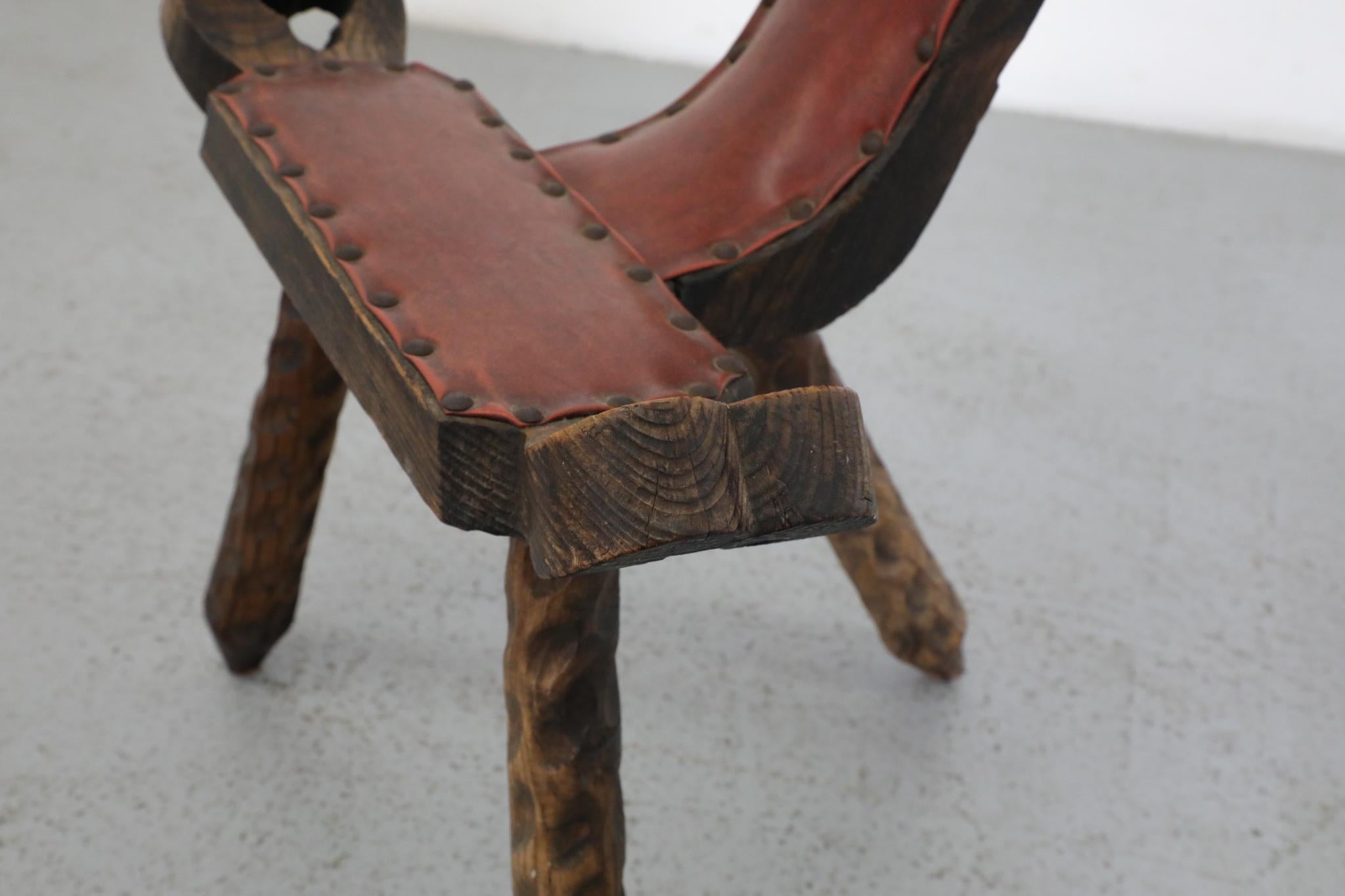 Chaise de cheminée espagnole brutaliste sculptée à la main avec sièges cloutés en vente 6
