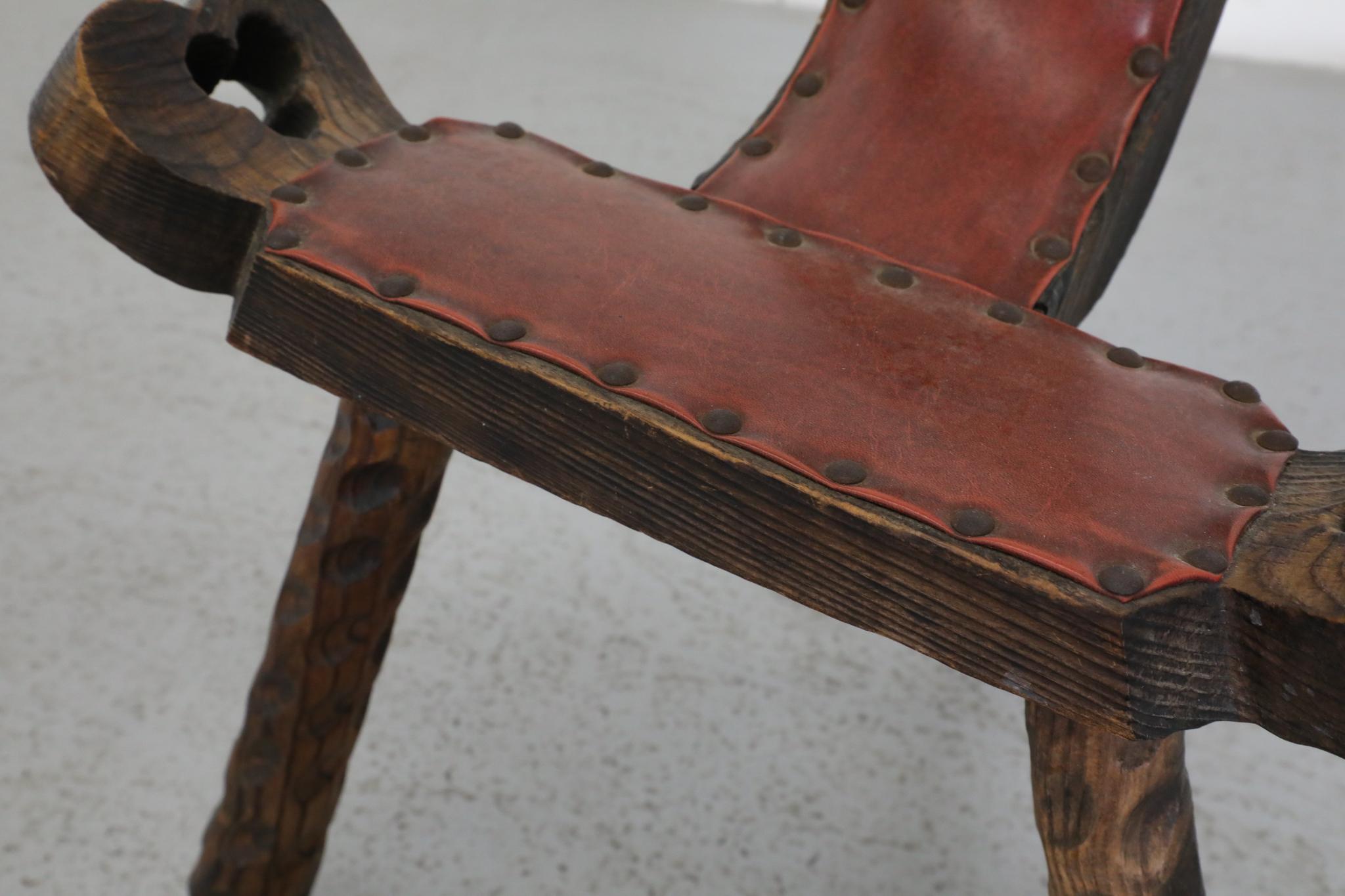 Chaise de cheminée espagnole brutaliste sculptée à la main avec sièges cloutés en vente 7