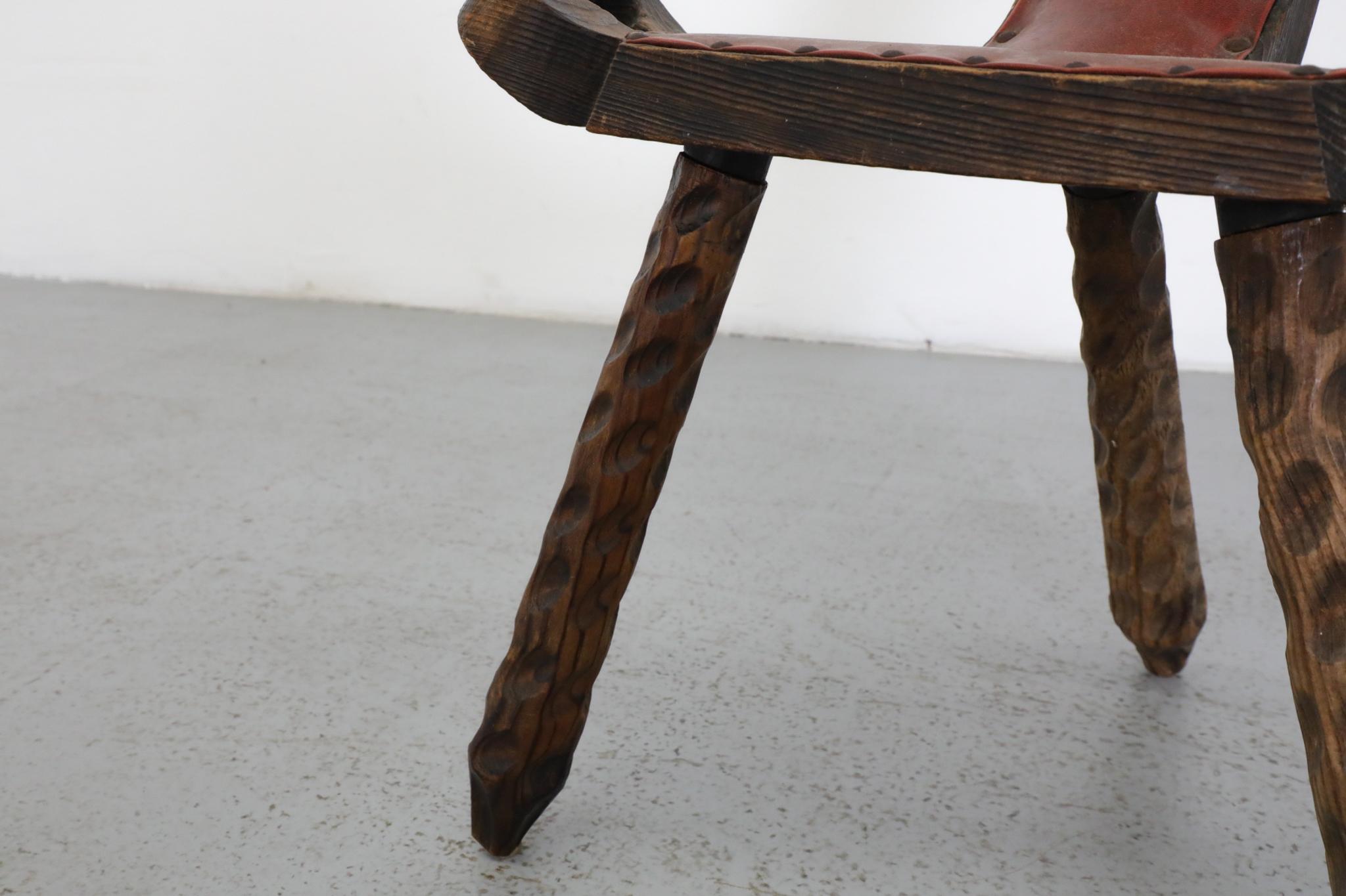 Chaise de cheminée espagnole brutaliste sculptée à la main avec sièges cloutés en vente 9