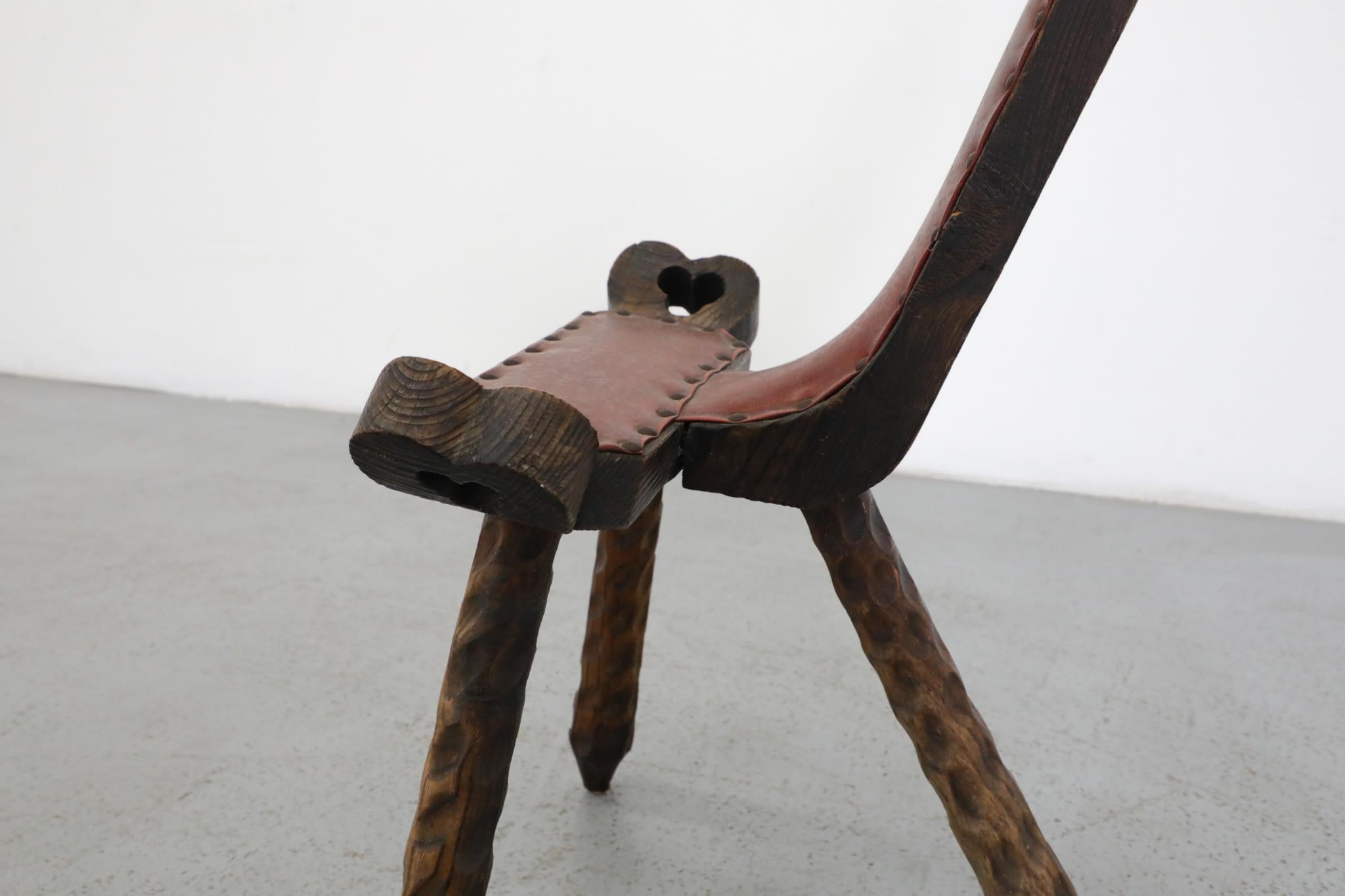 Chaise de cheminée espagnole brutaliste sculptée à la main avec sièges cloutés en vente 10