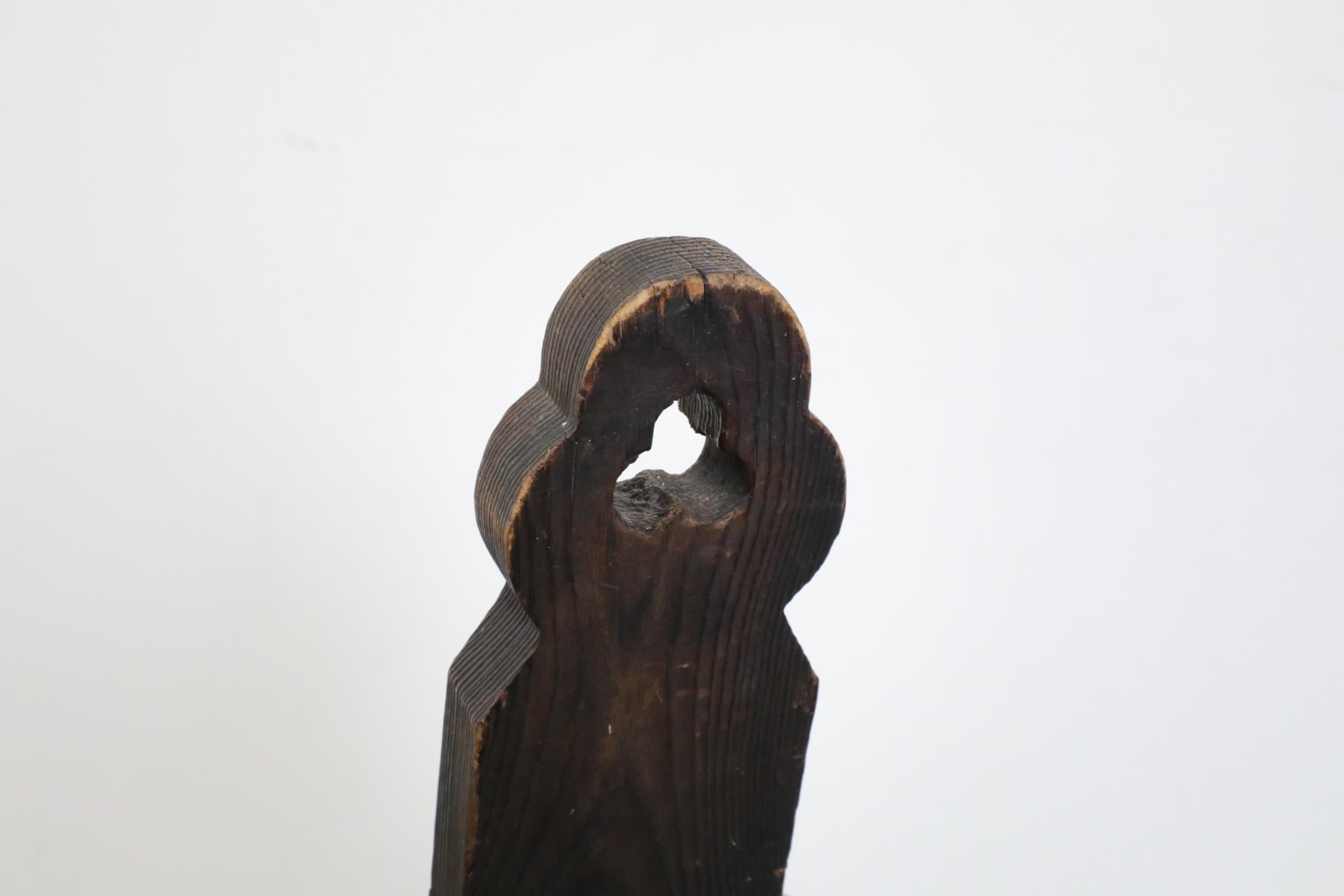 Chaise de cheminée espagnole brutaliste sculptée à la main avec sièges cloutés en vente 11