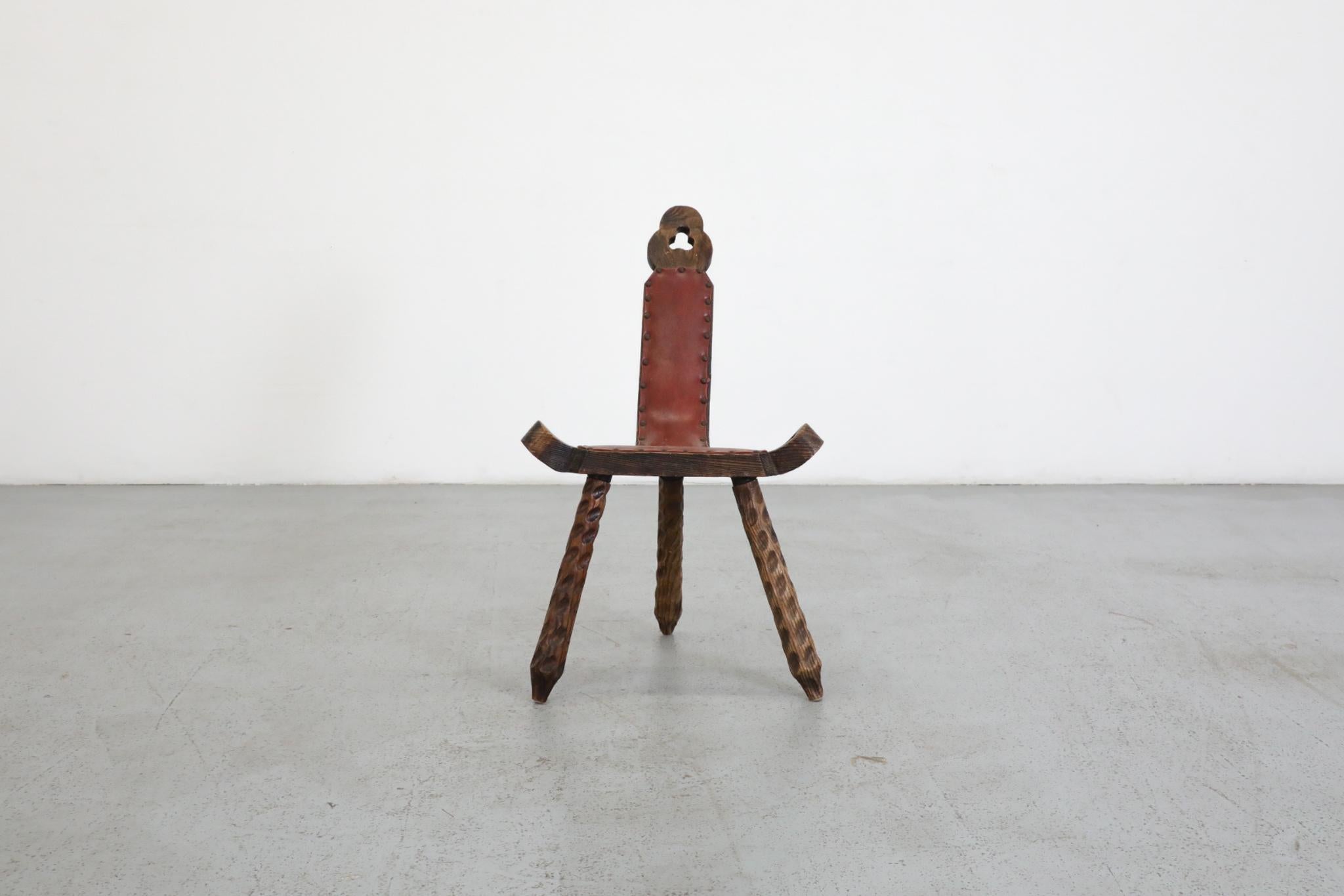 Incroyable fauteuil de cheminée sculpté à la main avec assise cloutée. Cette pièce ornée témoigne du savoir-faire artisanal espagnol dans toute sa splendeur. Chaise basse et large en forme de T présentant des détails sculptés et cloutés. Une autre