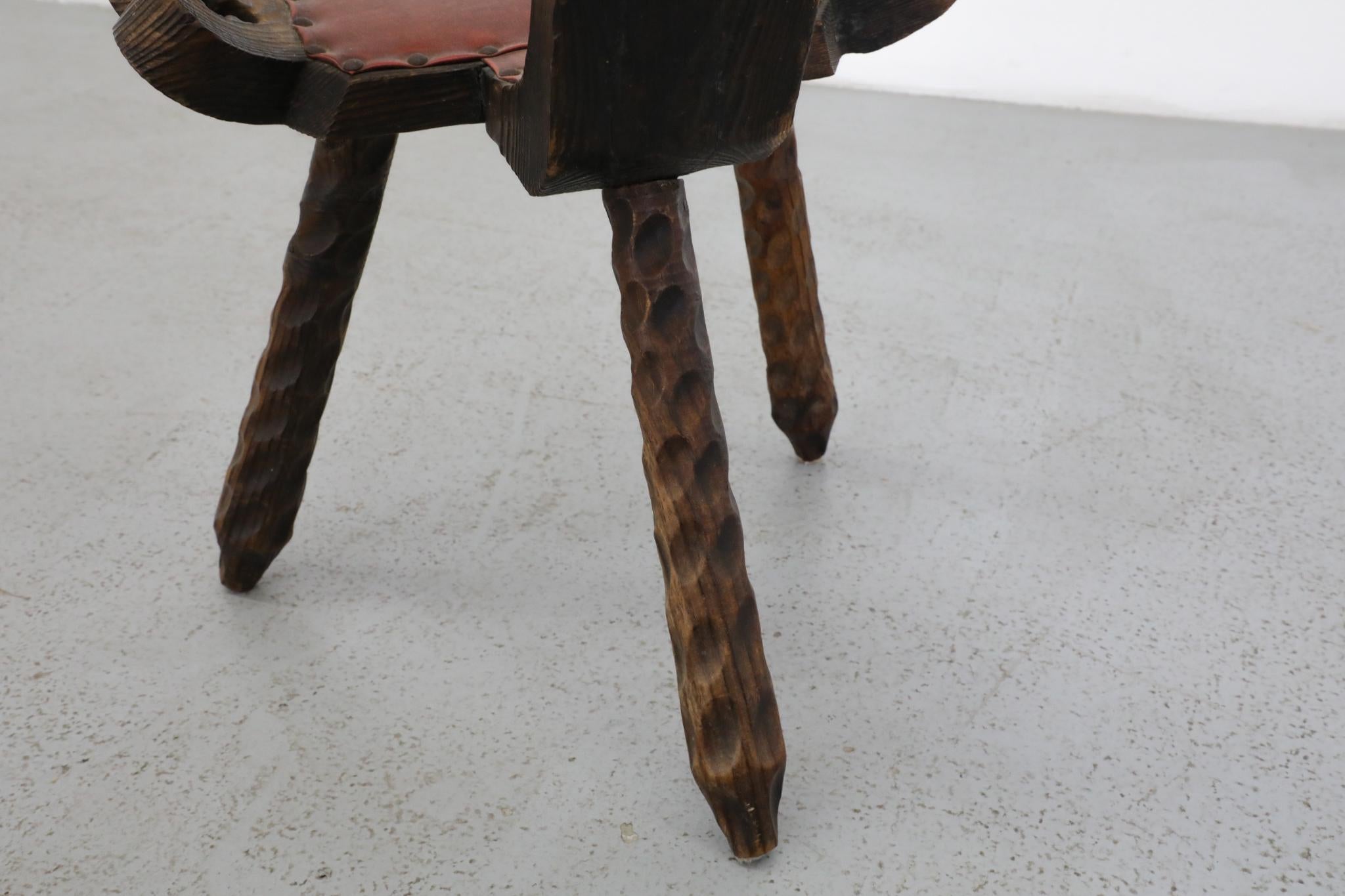 Chaise de cheminée espagnole brutaliste sculptée à la main avec sièges cloutés en vente 12
