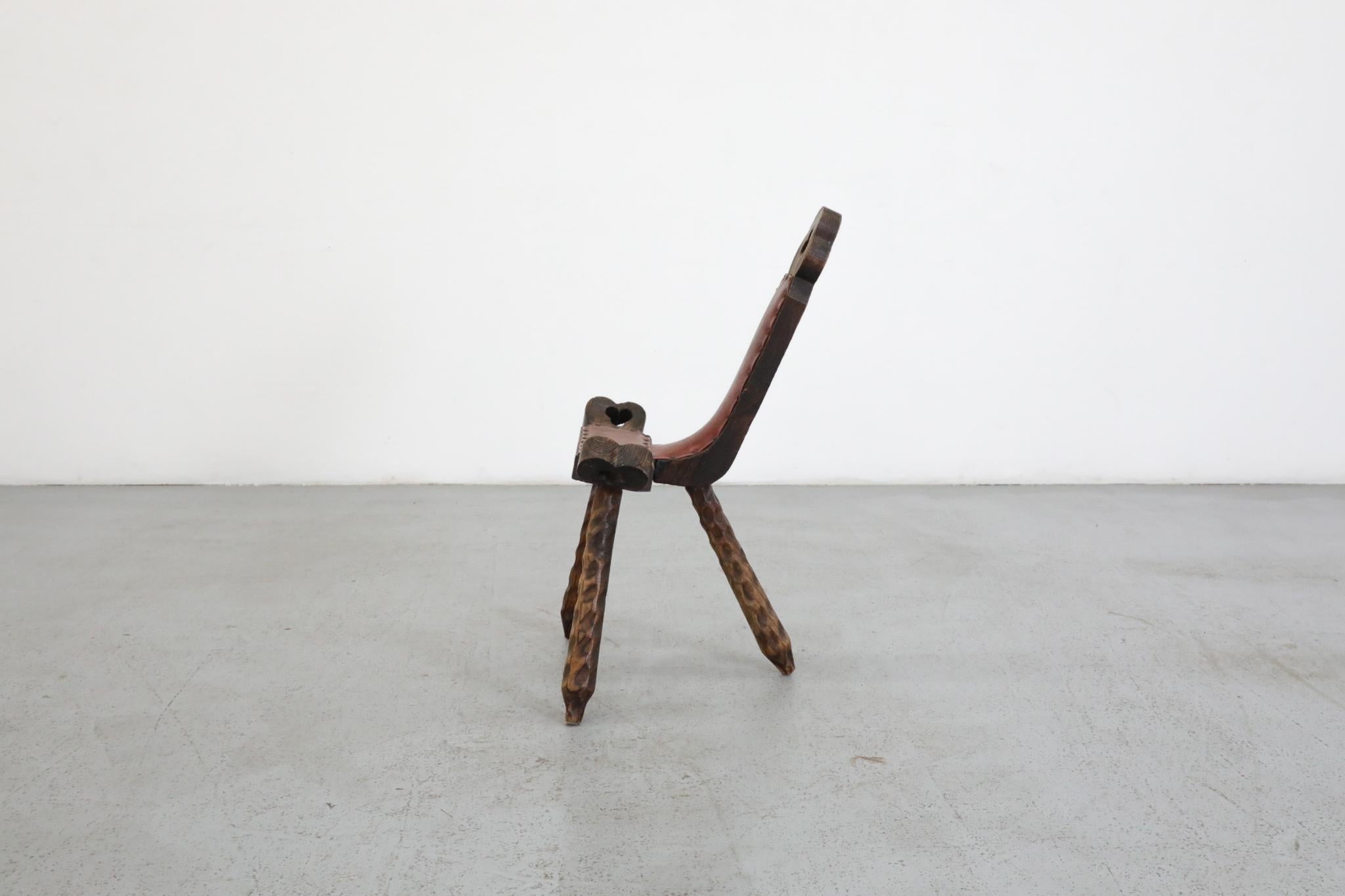 Espagnol Chaise de cheminée espagnole brutaliste sculptée à la main avec sièges cloutés en vente