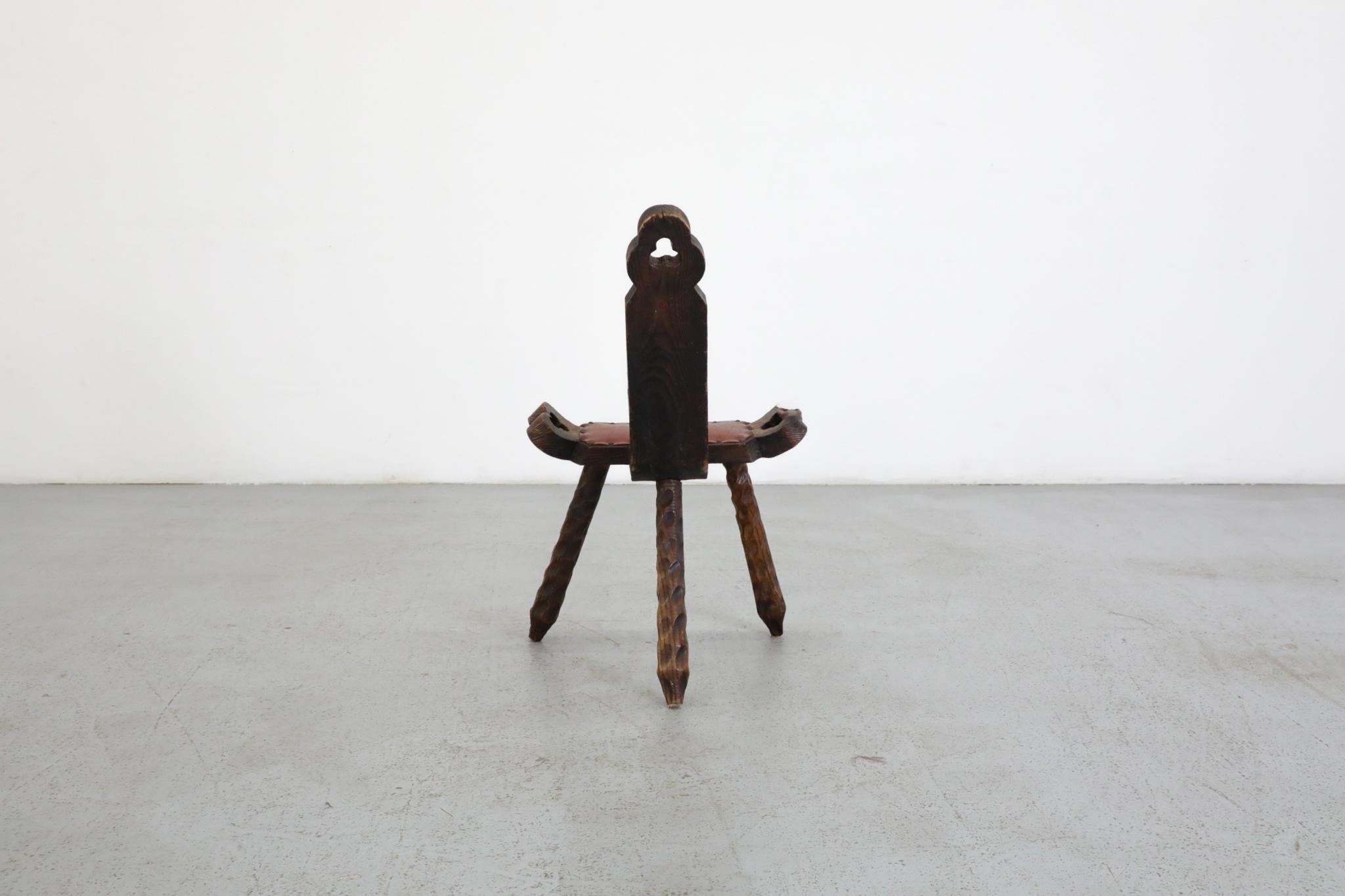 Chaise de cheminée espagnole brutaliste sculptée à la main avec sièges cloutés Bon état - En vente à Los Angeles, CA