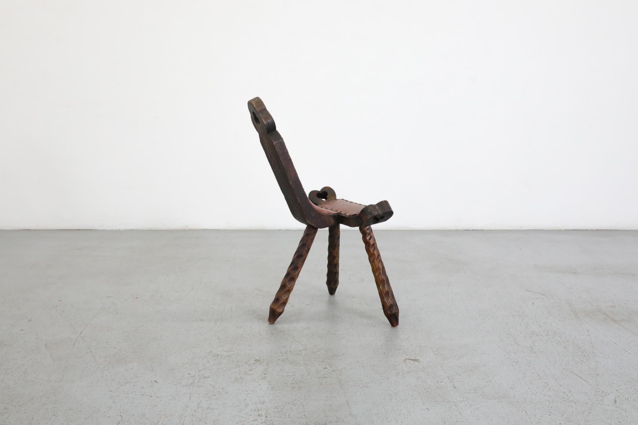 20ième siècle Chaise de cheminée espagnole brutaliste sculptée à la main avec sièges cloutés en vente