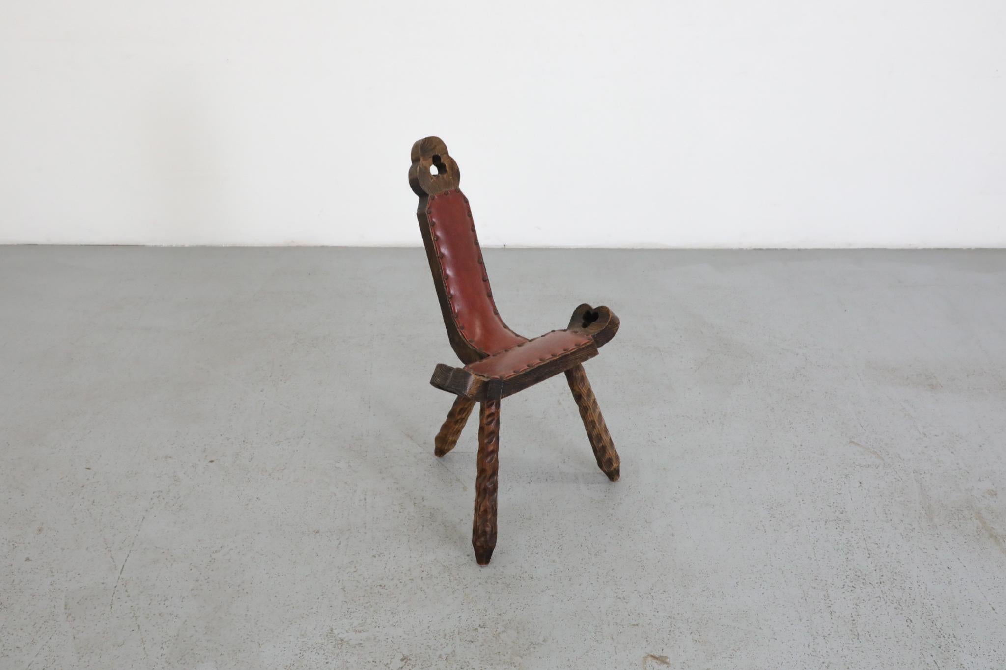 Métal Chaise de cheminée espagnole brutaliste sculptée à la main avec sièges cloutés en vente