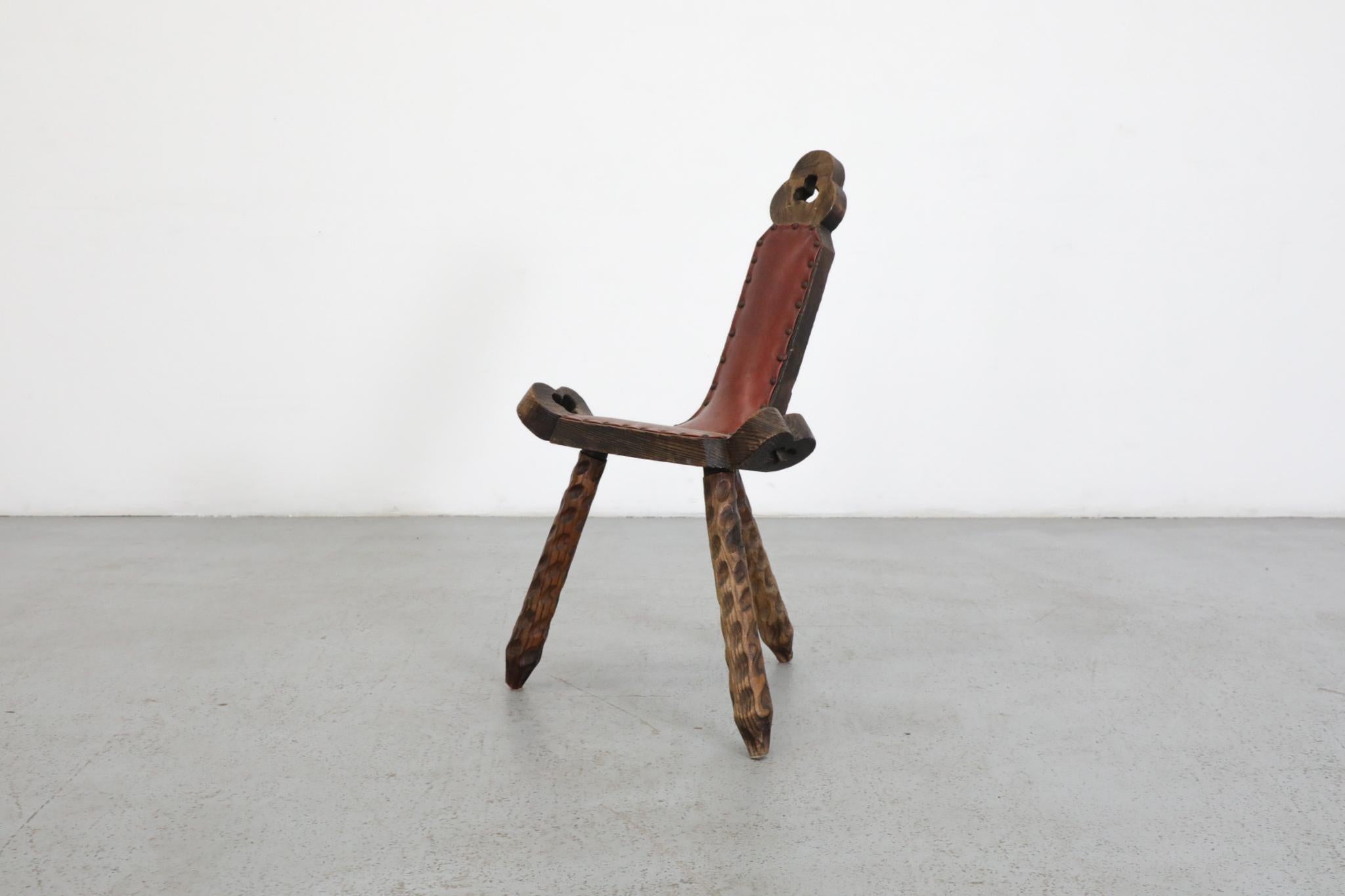Chaise de cheminée espagnole brutaliste sculptée à la main avec sièges cloutés en vente 1