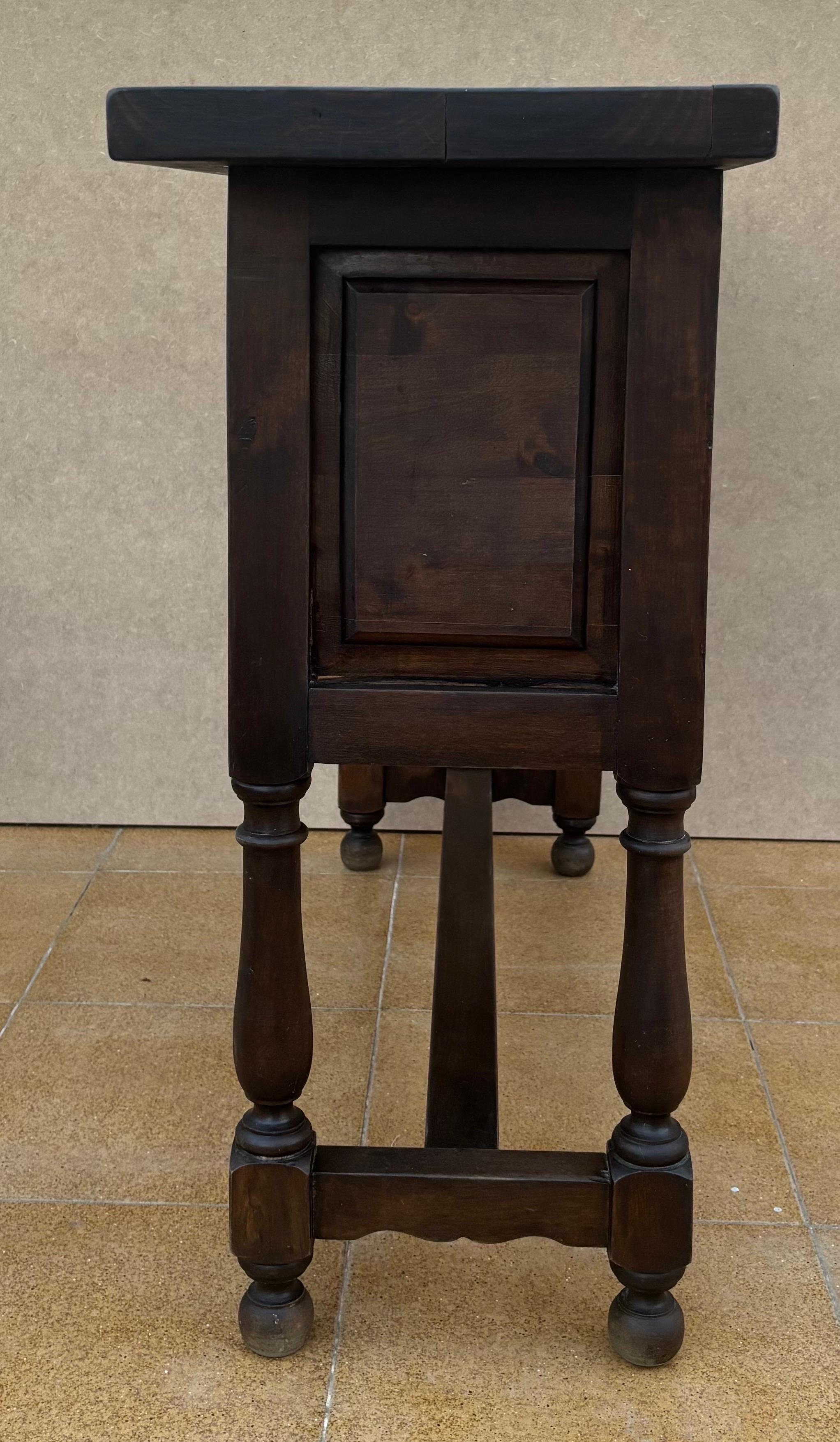 Spanish Hand Carved Console With Two Drawers, 1920s Tallado a mano en venta