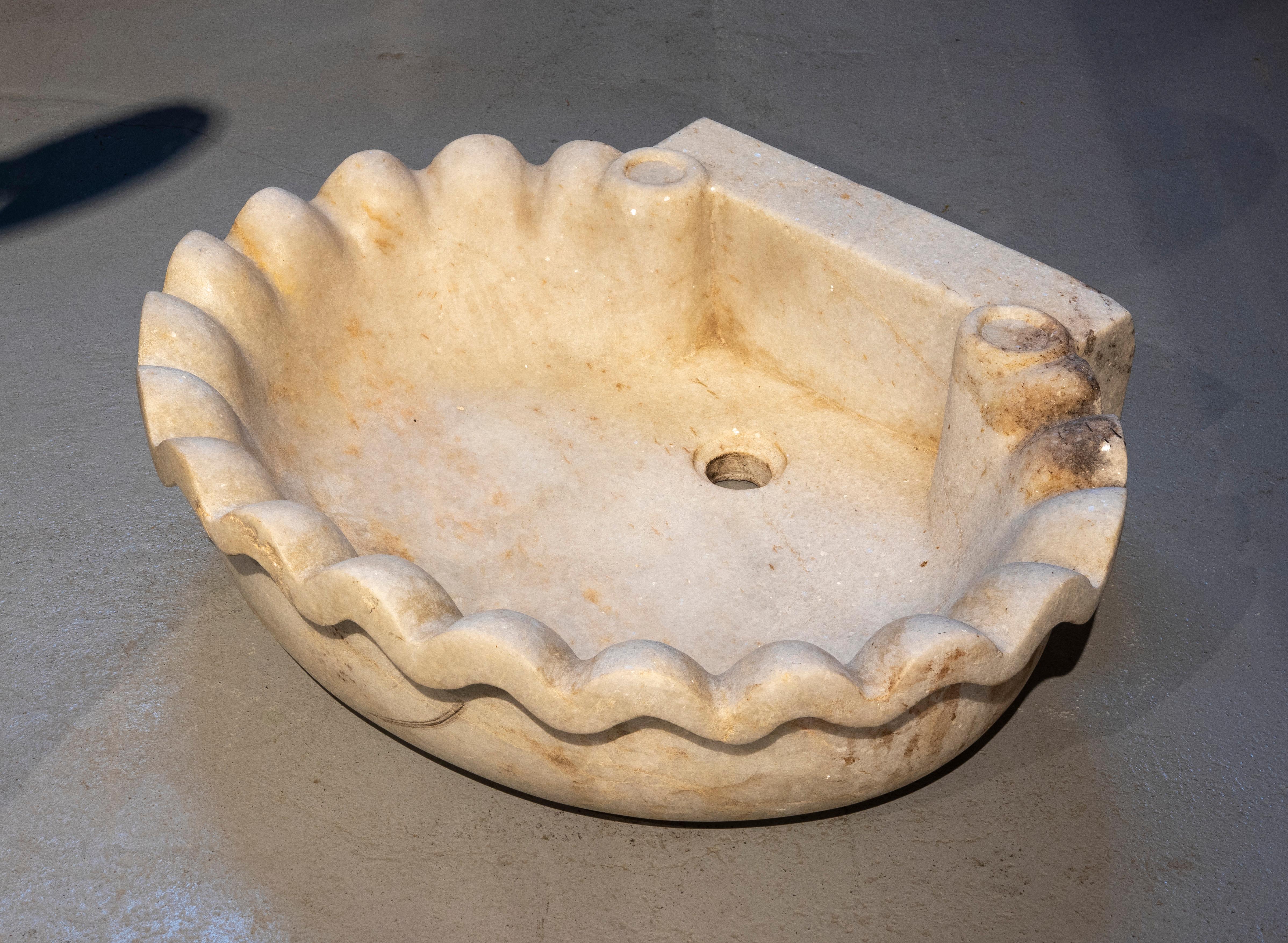 Spanish Hand-Carved Marble Washbasin with Shell Shape In Good Condition In Marbella, ES
