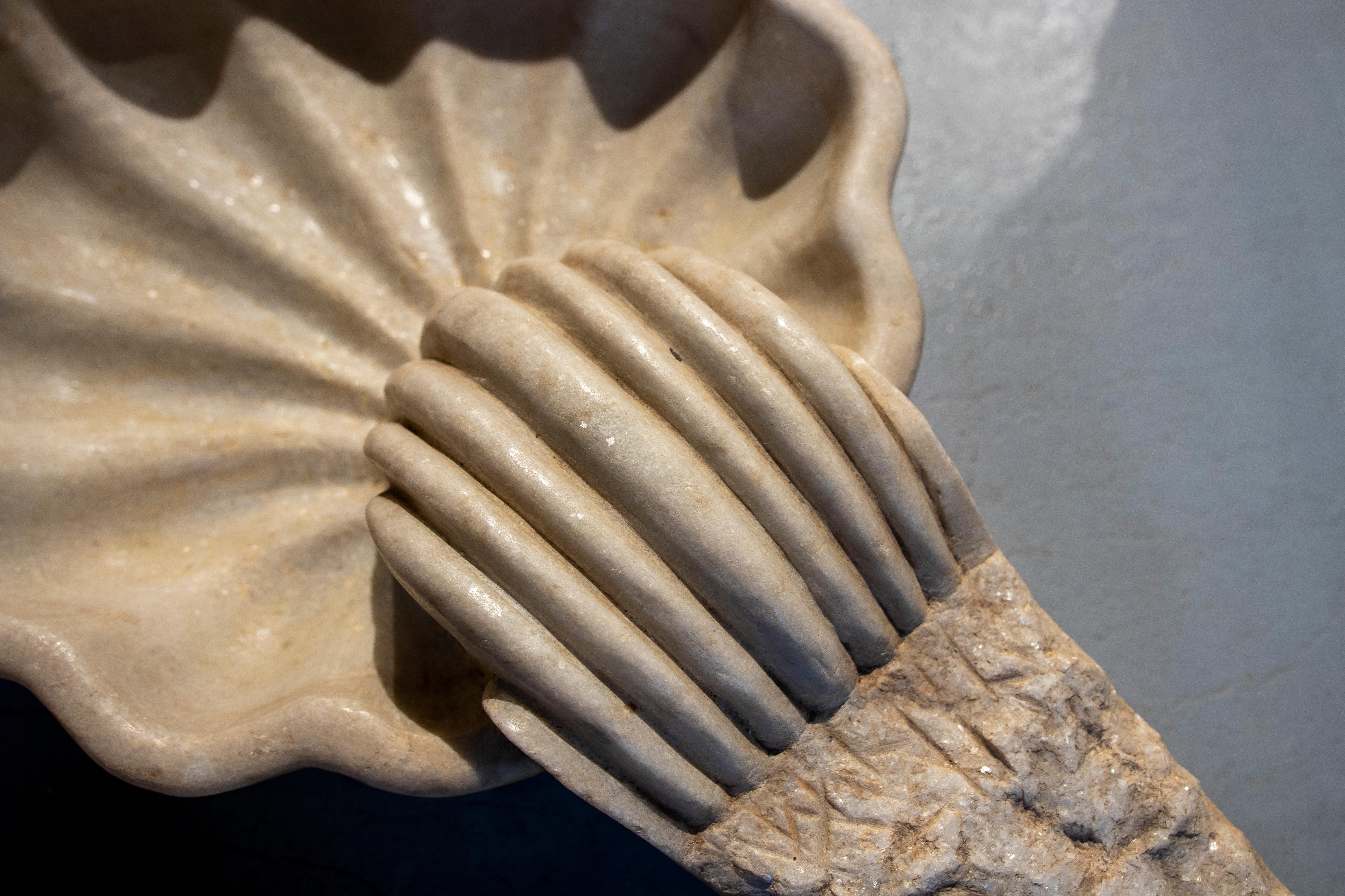 Spanischer handgeschnitzter Waschbecken aus Marmor mit Muschelform im Zustand „Gut“ im Angebot in Marbella, ES