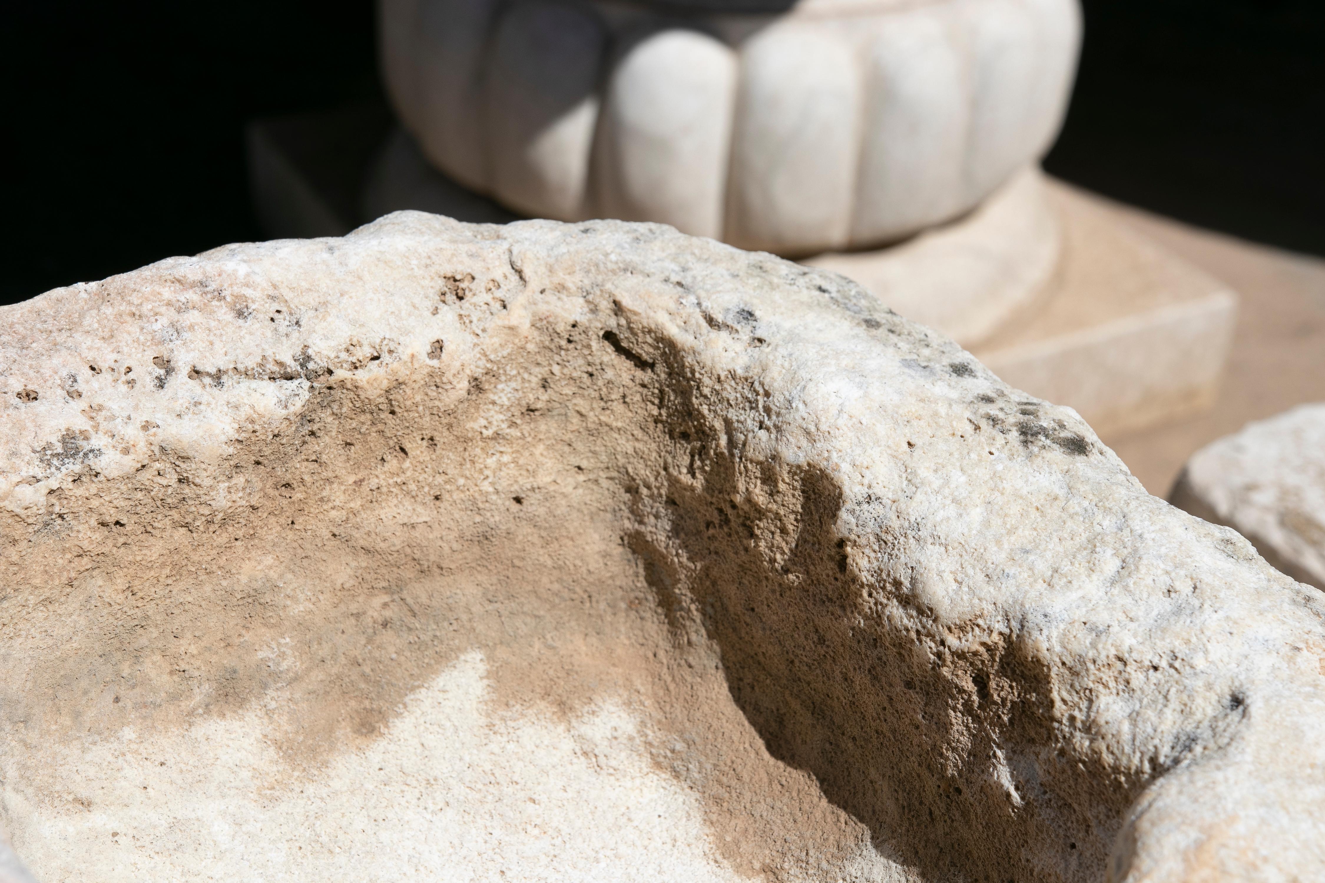 Pila española de piedra tallada a mano en venta 3