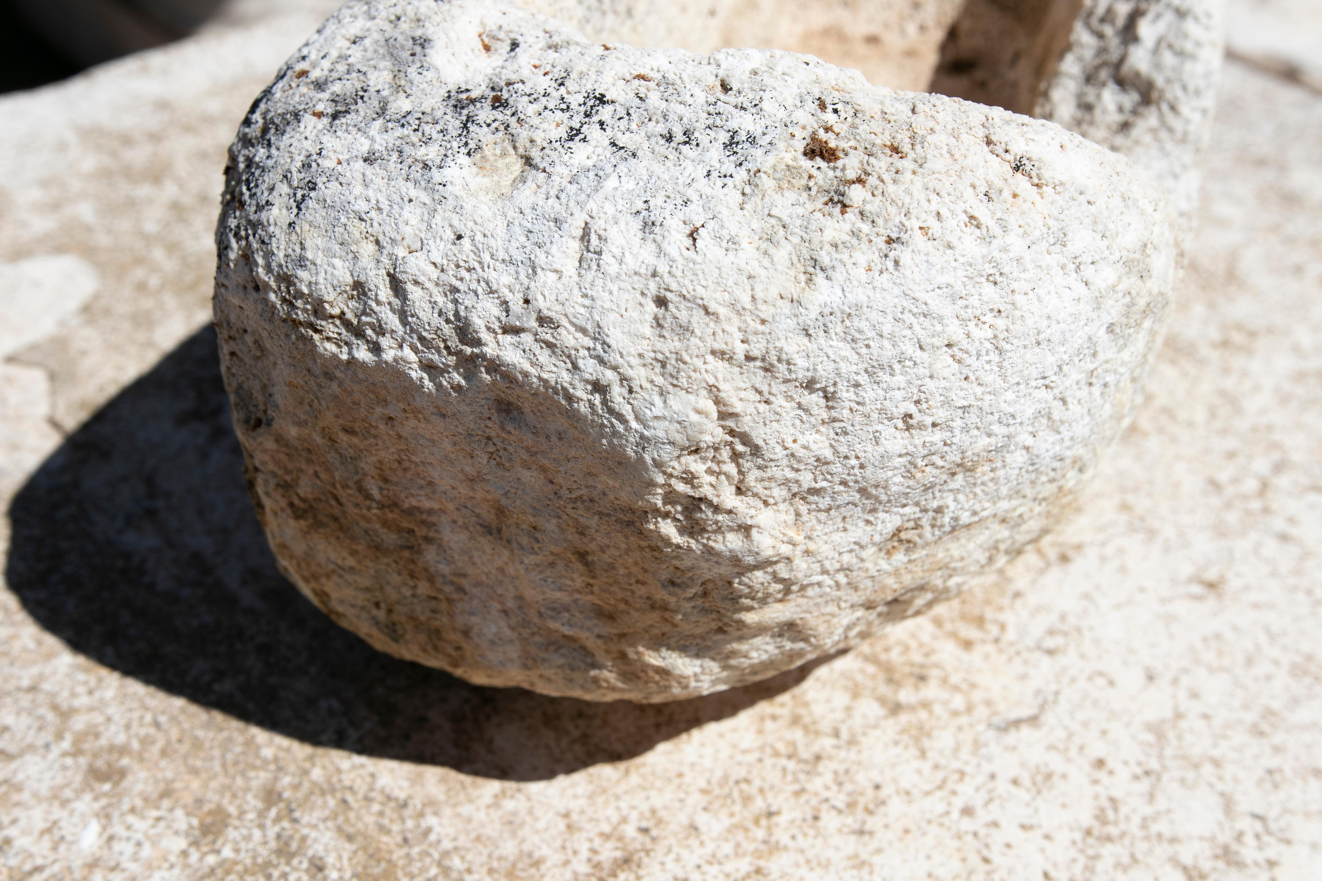 Pila di pietra spagnola intagliata a mano in vendita 5