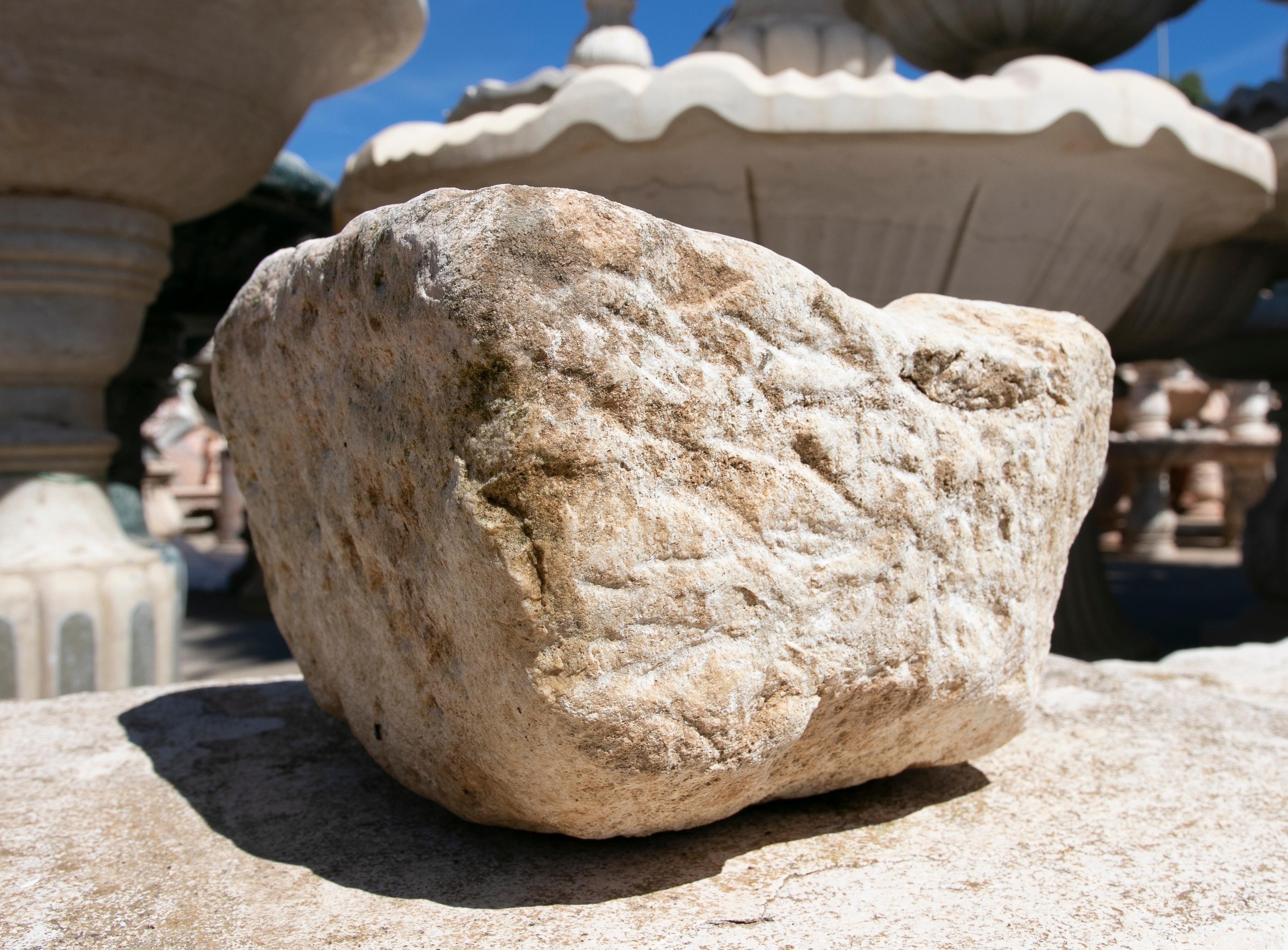 Pila española de piedra tallada a mano en venta 8